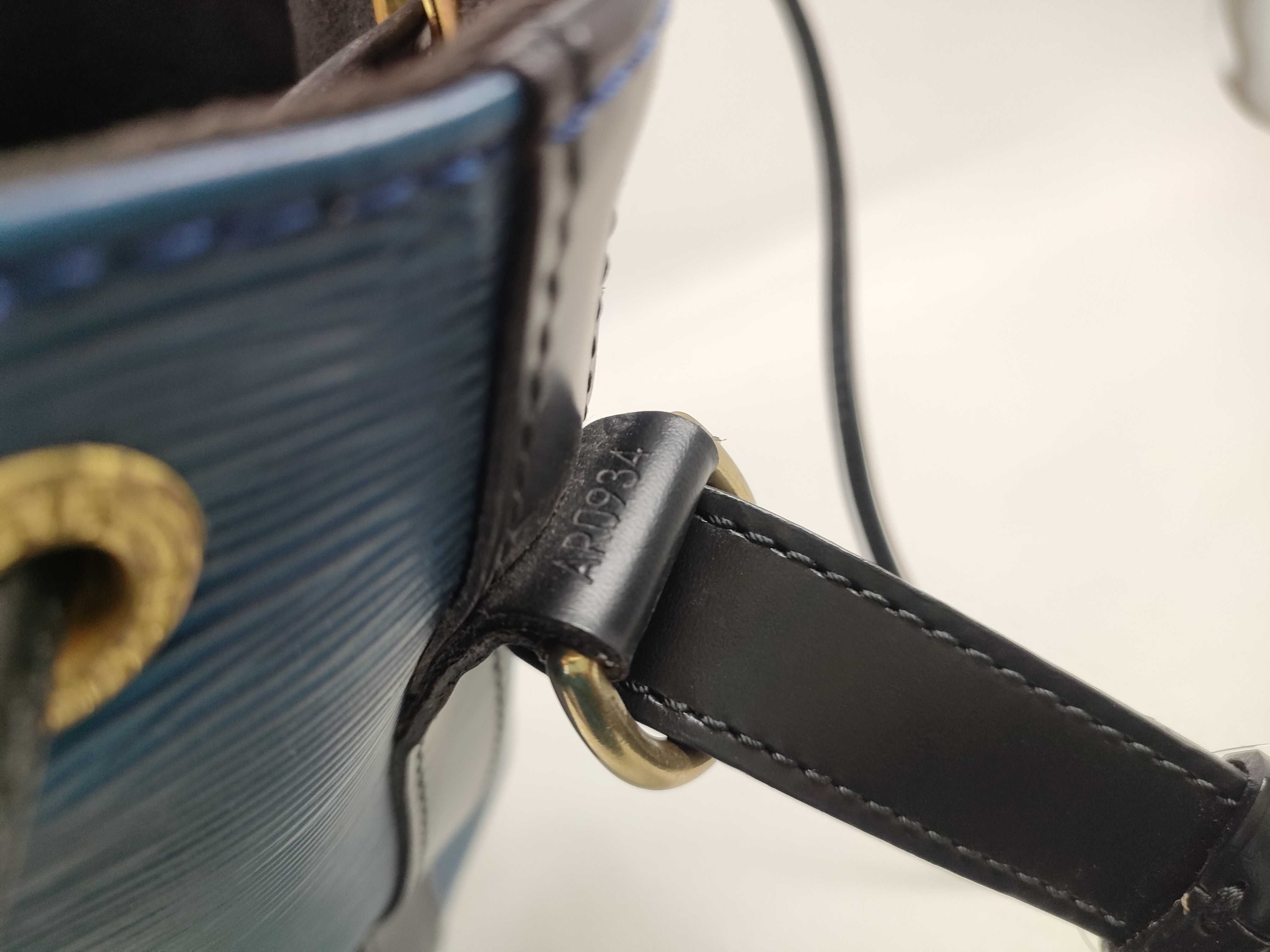 Epi Petit Noé Bicolor Shoulder Bag — view 13