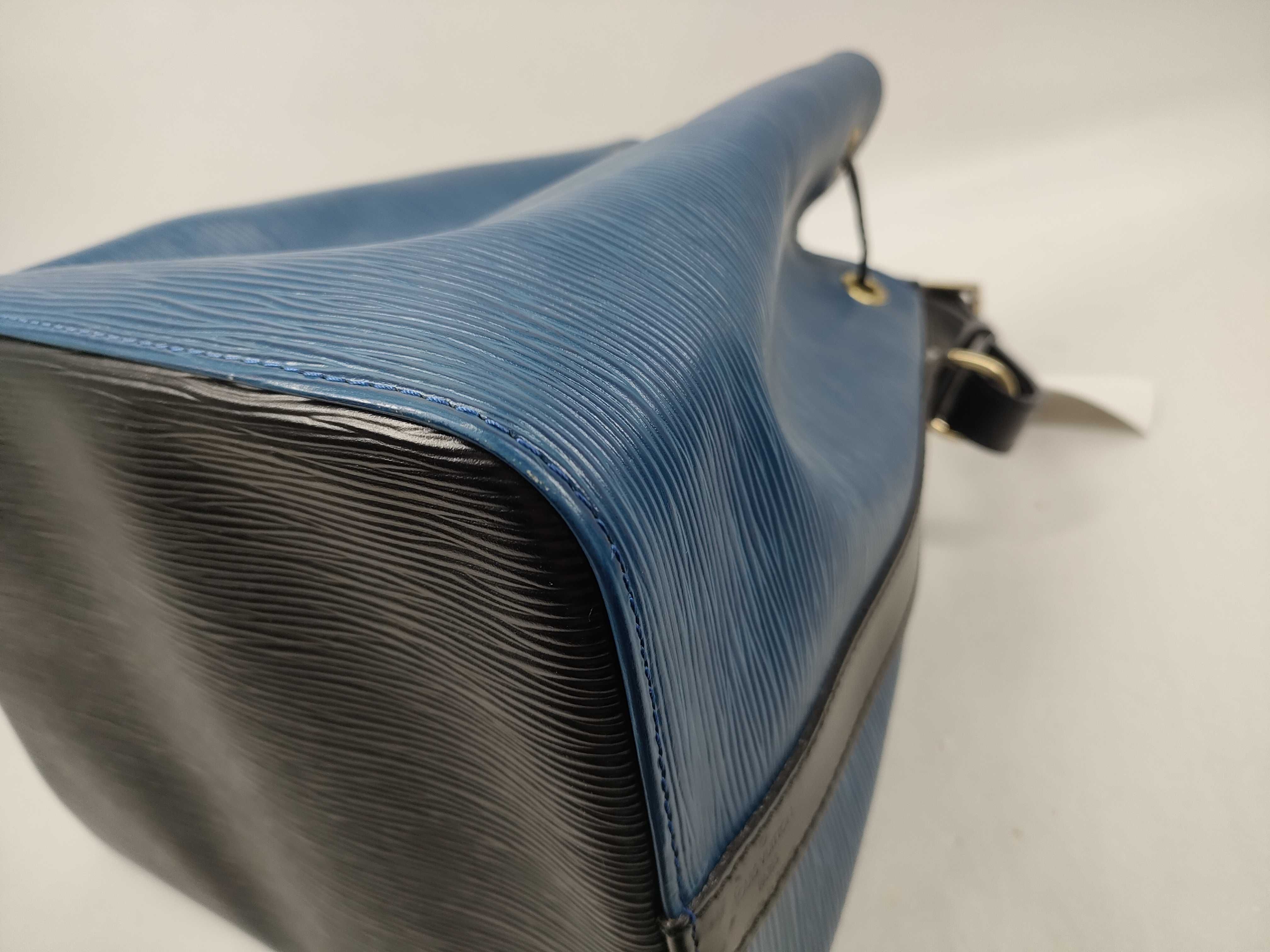 Epi Petit Noé Bicolor Shoulder Bag — view 4