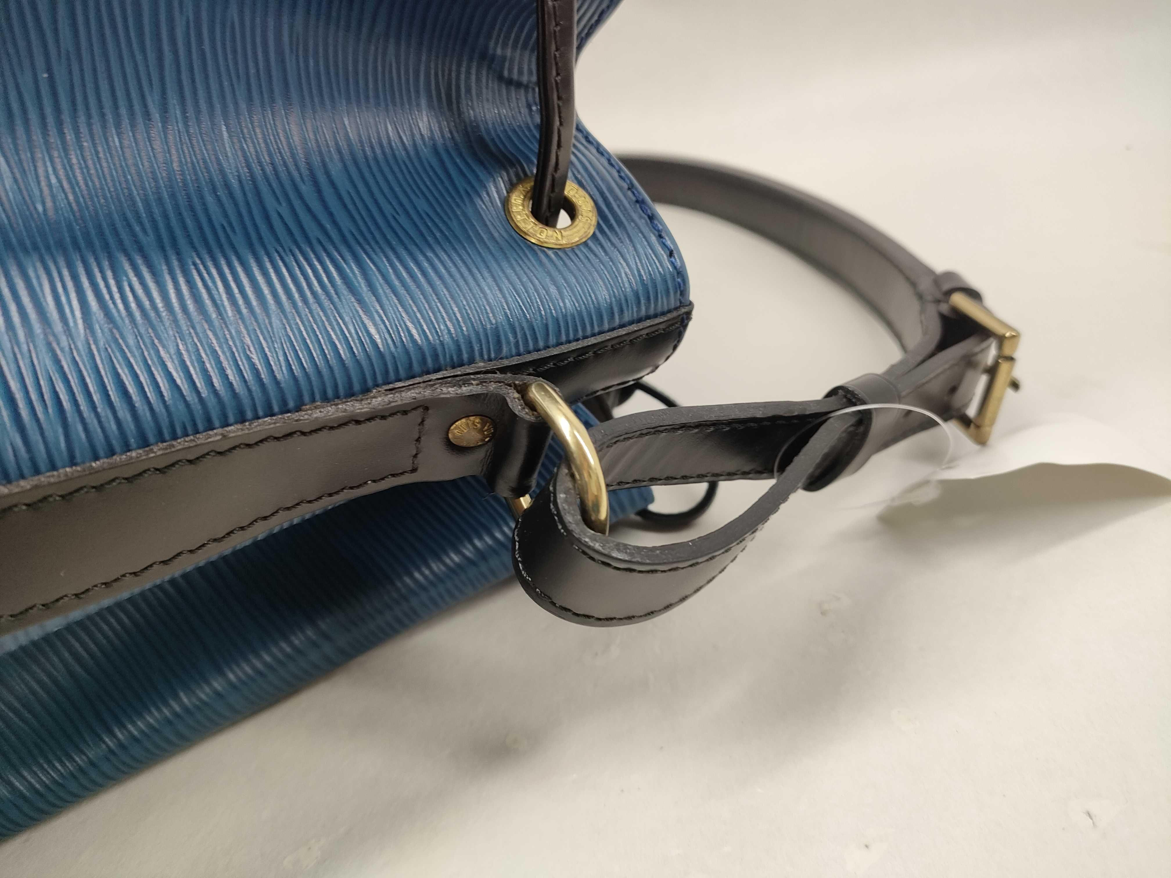 Epi Petit Noé Bicolor Shoulder Bag — view 6