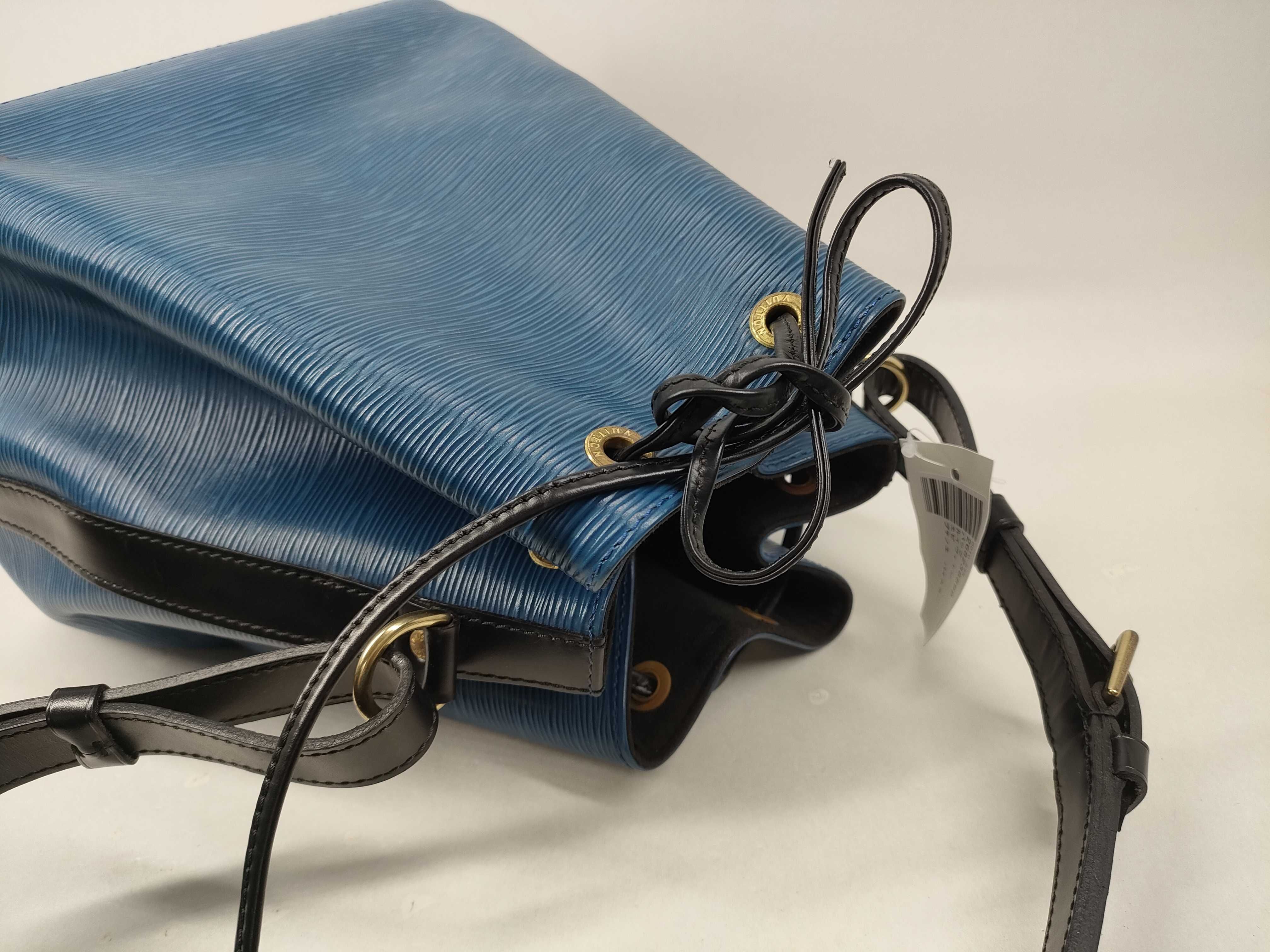 Epi Petit Noé Bicolor Shoulder Bag — view 9