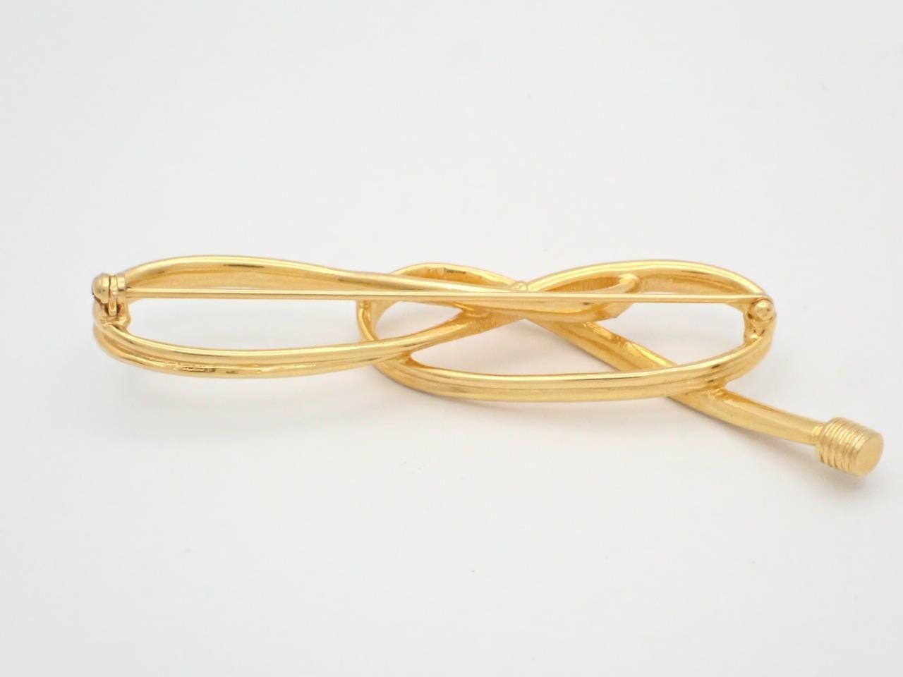 brooch — view 2