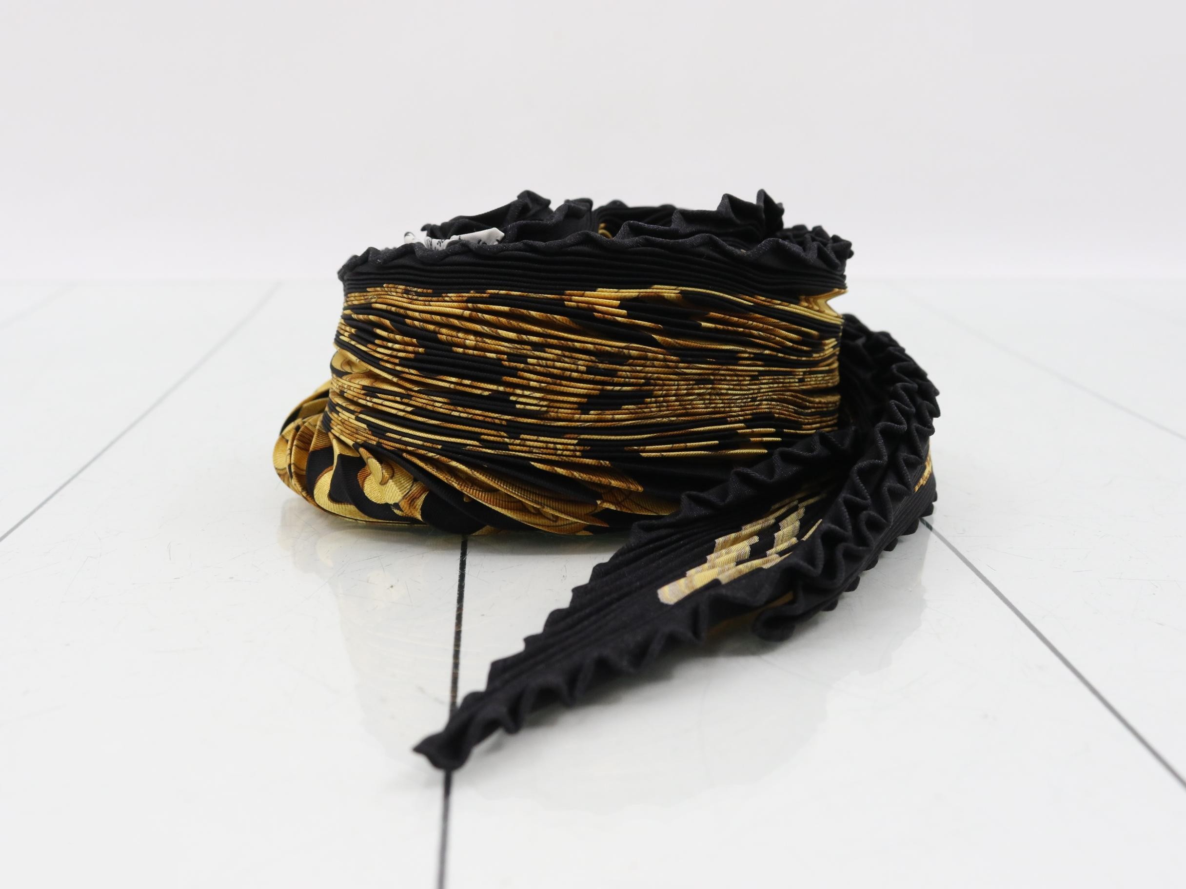 Pleated scarf — view 2