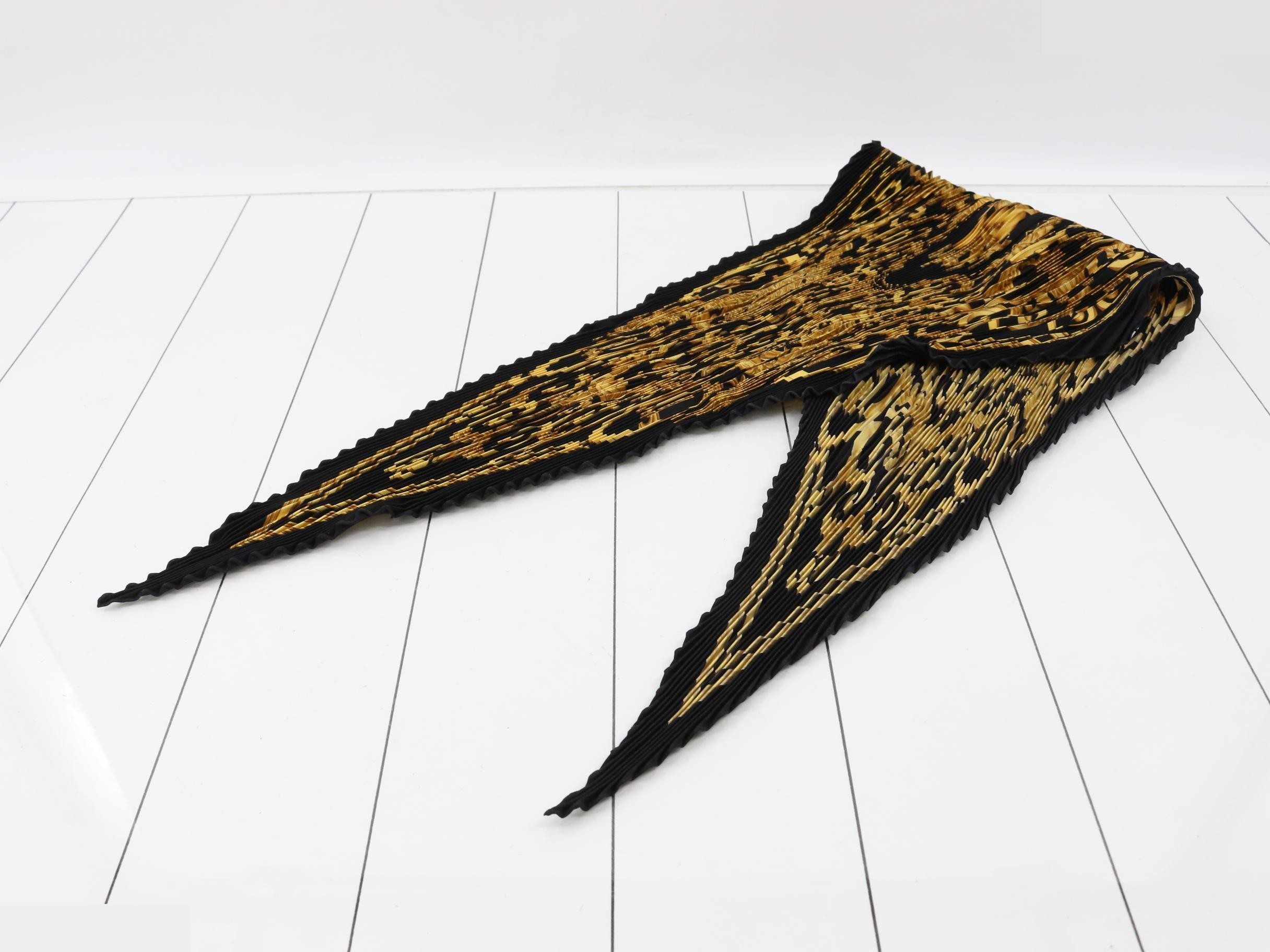 Pleated scarf — view 3