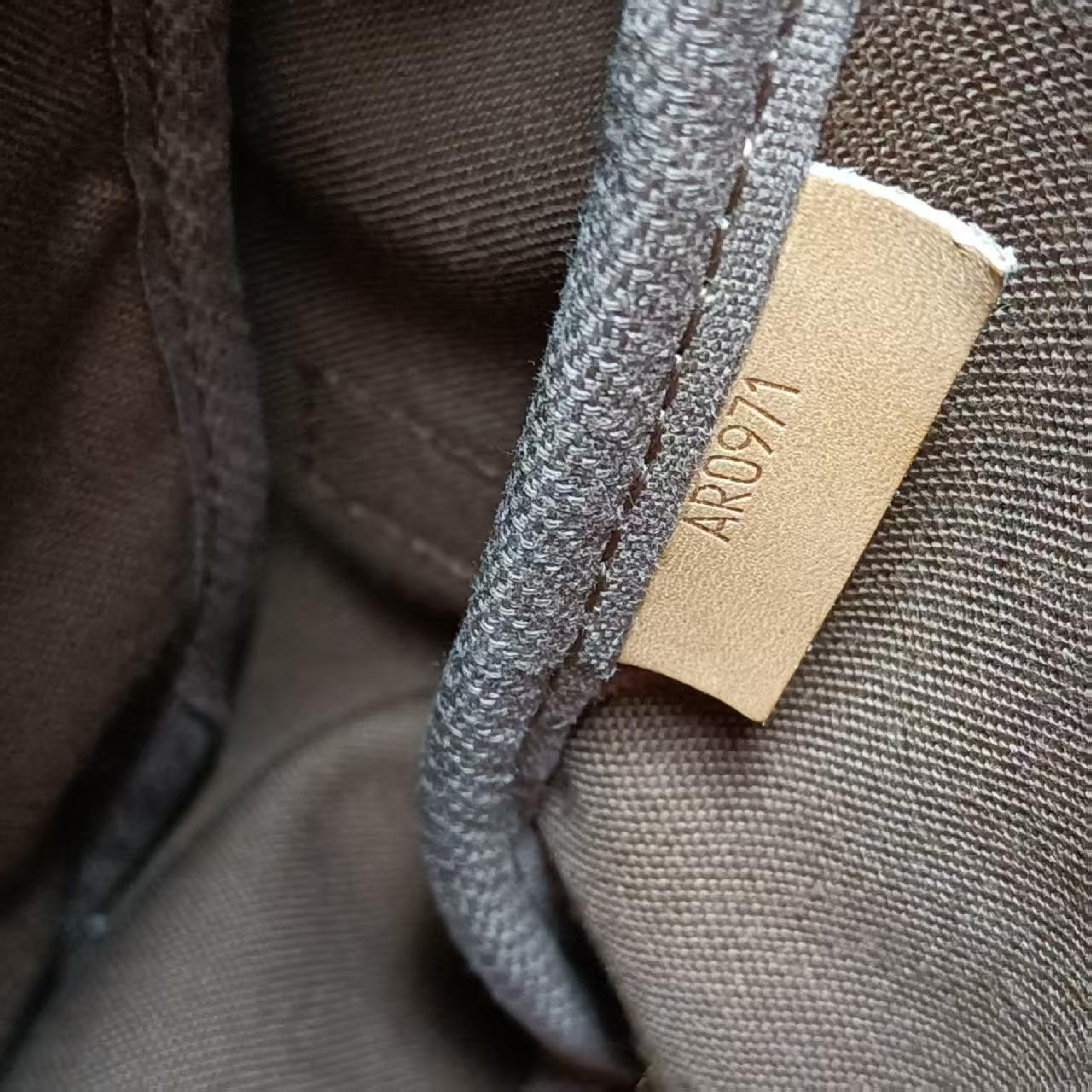 Saumur Shoulder Bag — view 11