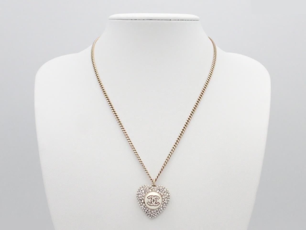 Rhinestone heart, Coco Chanel logo, faux pearl, gold — view 3