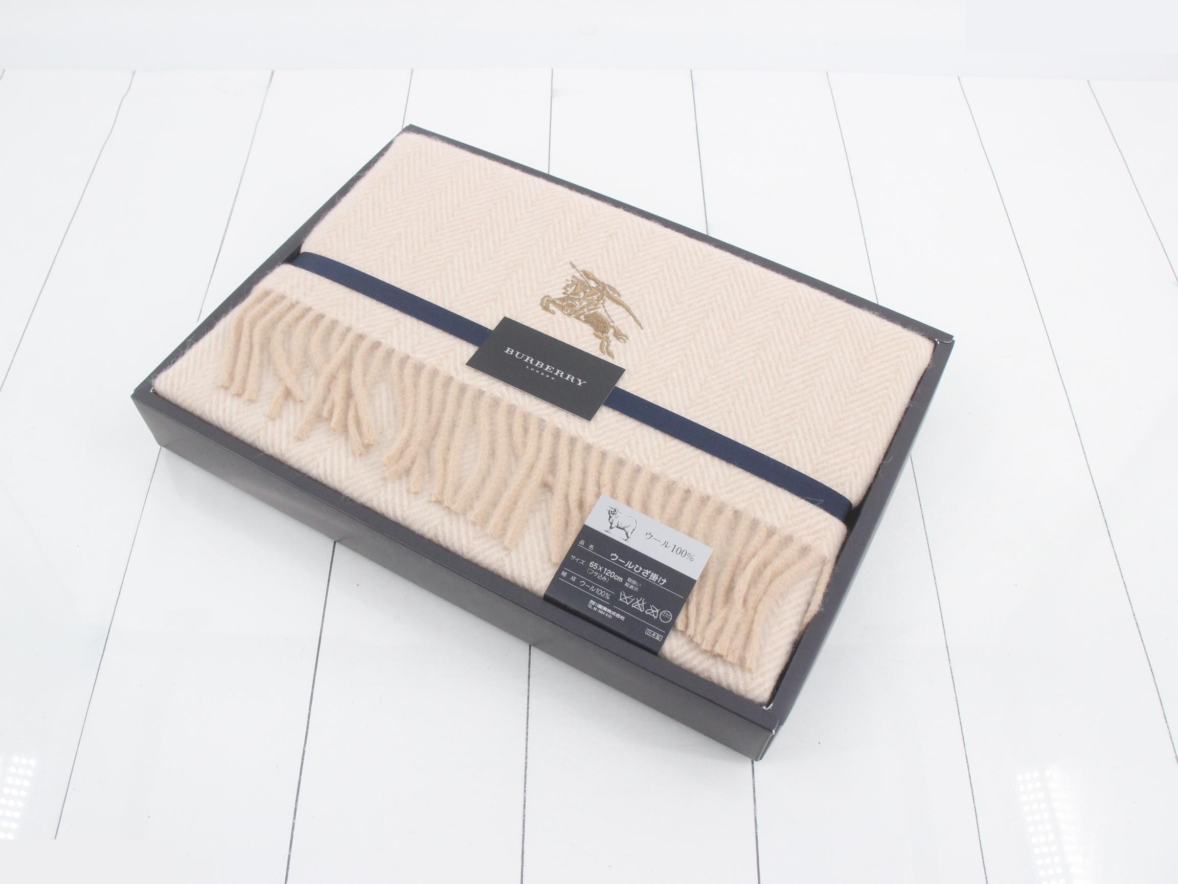 Unused Burberry lap blanket/shawl, beige. — view 2