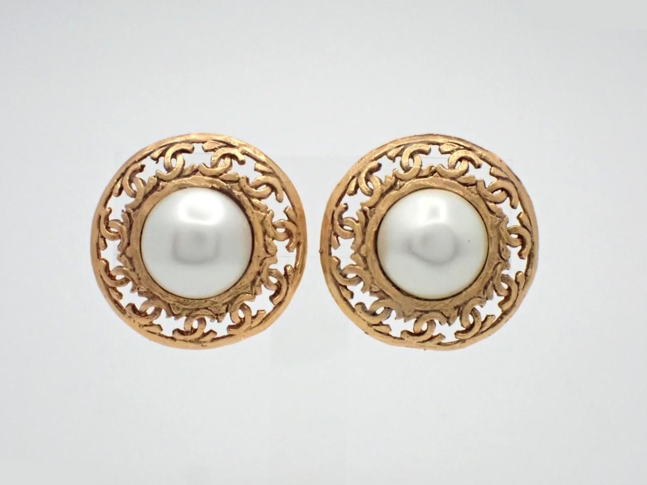 Coco Mark Pearl Circle Earrings 2/5