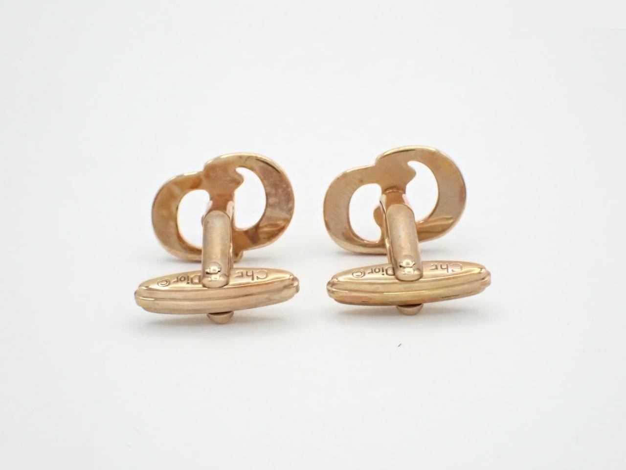 Gold-colored cufflinks with case. — view 2