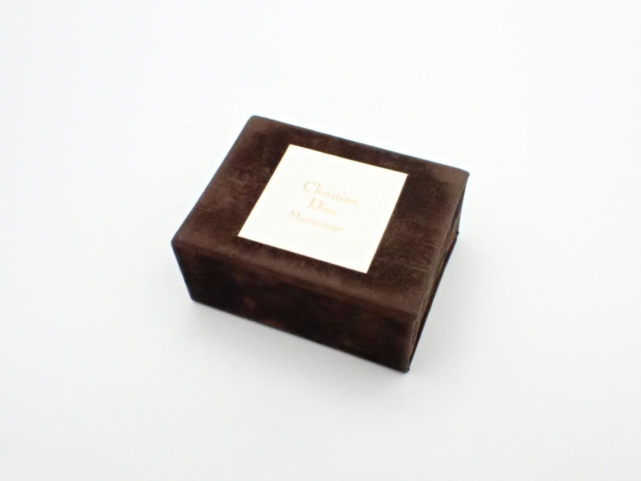 Gold-colored cufflinks with case. — view 4