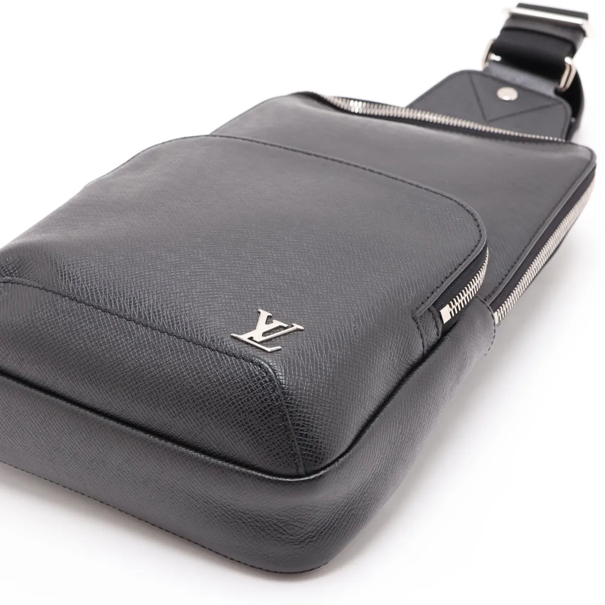 Taiga Avenue Sling Bag M30443 Black (RFID detected) — view 3
