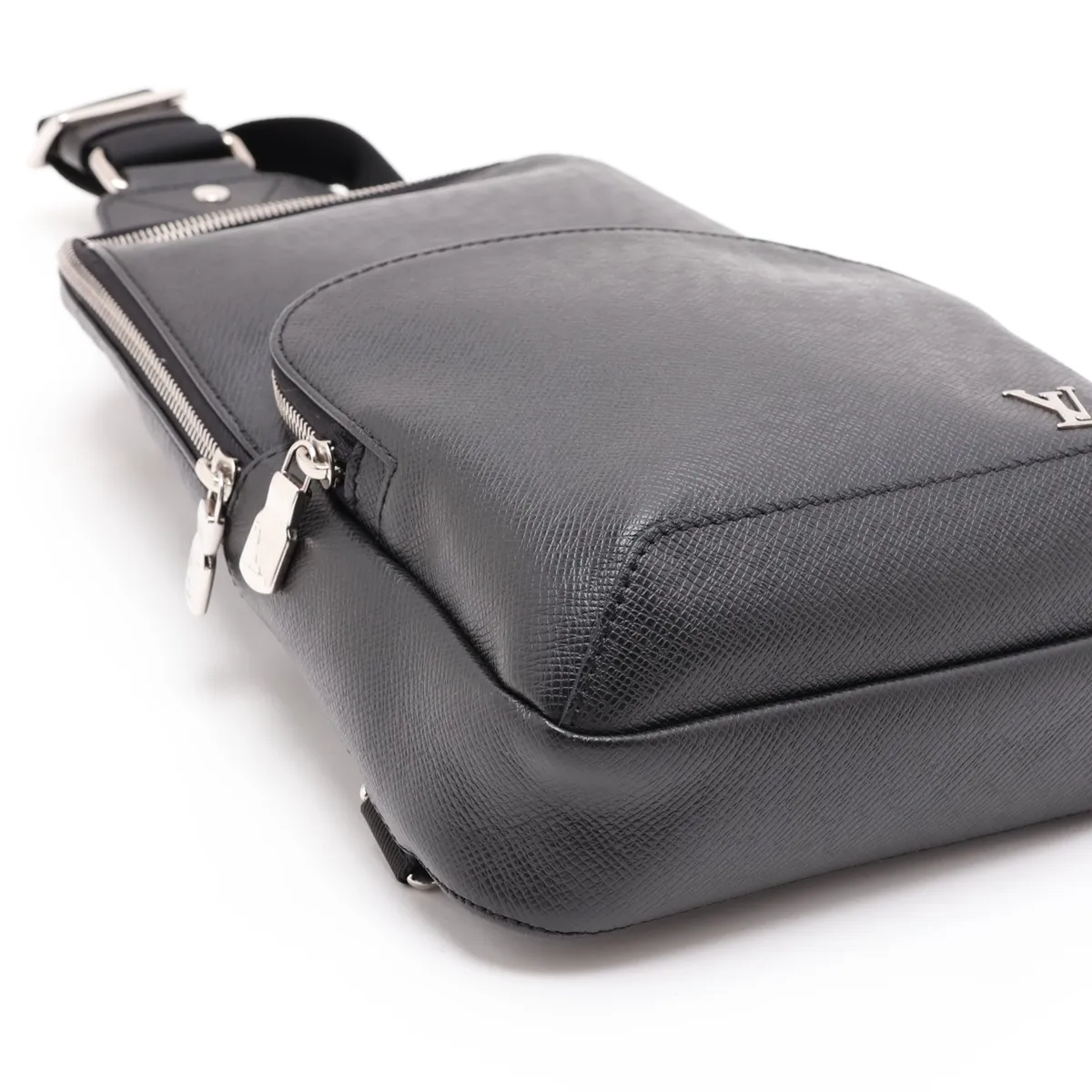 Taiga Avenue Sling Bag M30443 Black (RFID detected) — view 4