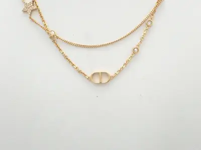 Other line: Precious metal necklaces and pendants, neck circumference approximately 42 cm.
