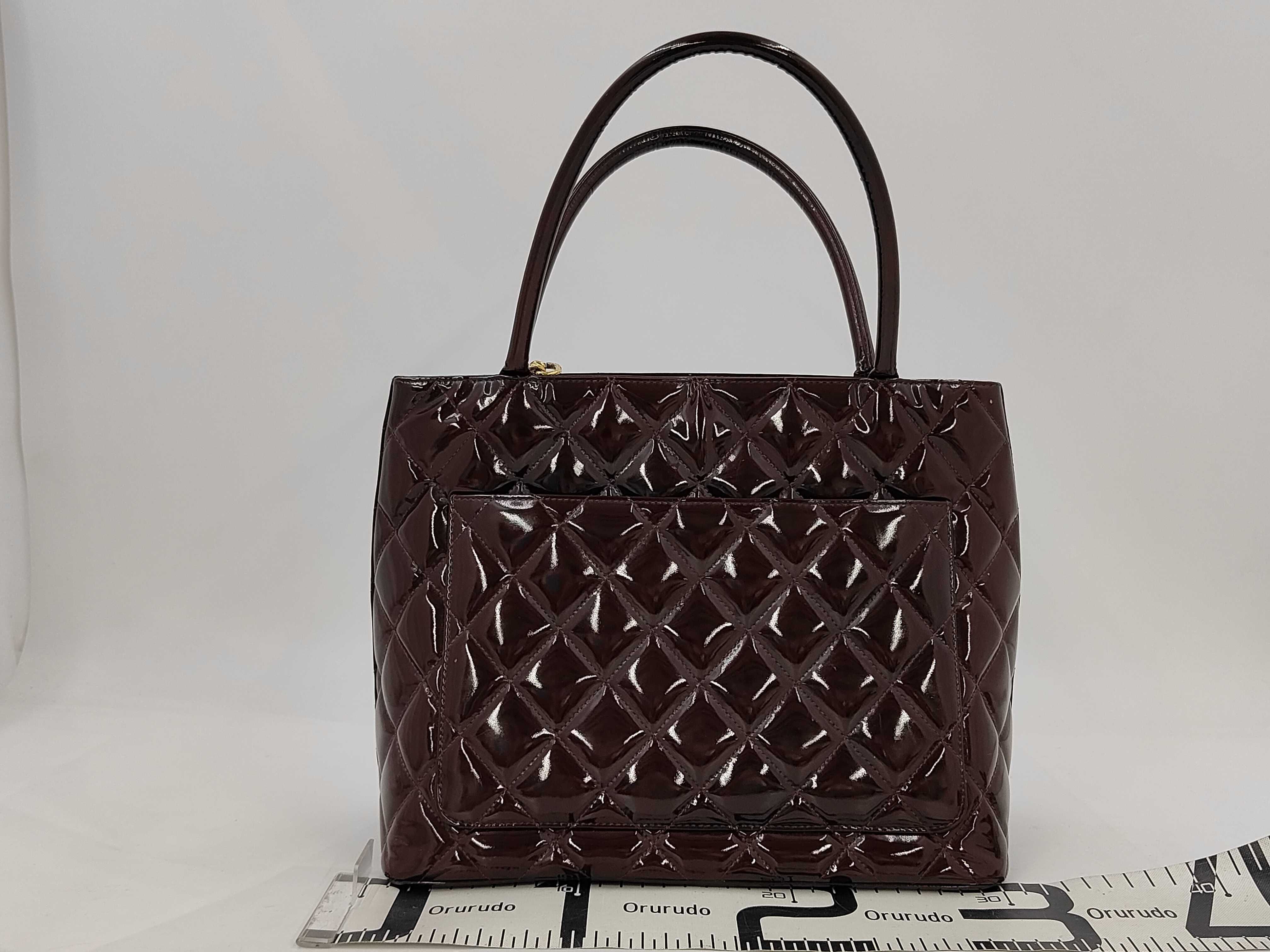 Reissue Tote Bag A01804 Enamel Matelassé Coco Mark Tote Bag — view 2