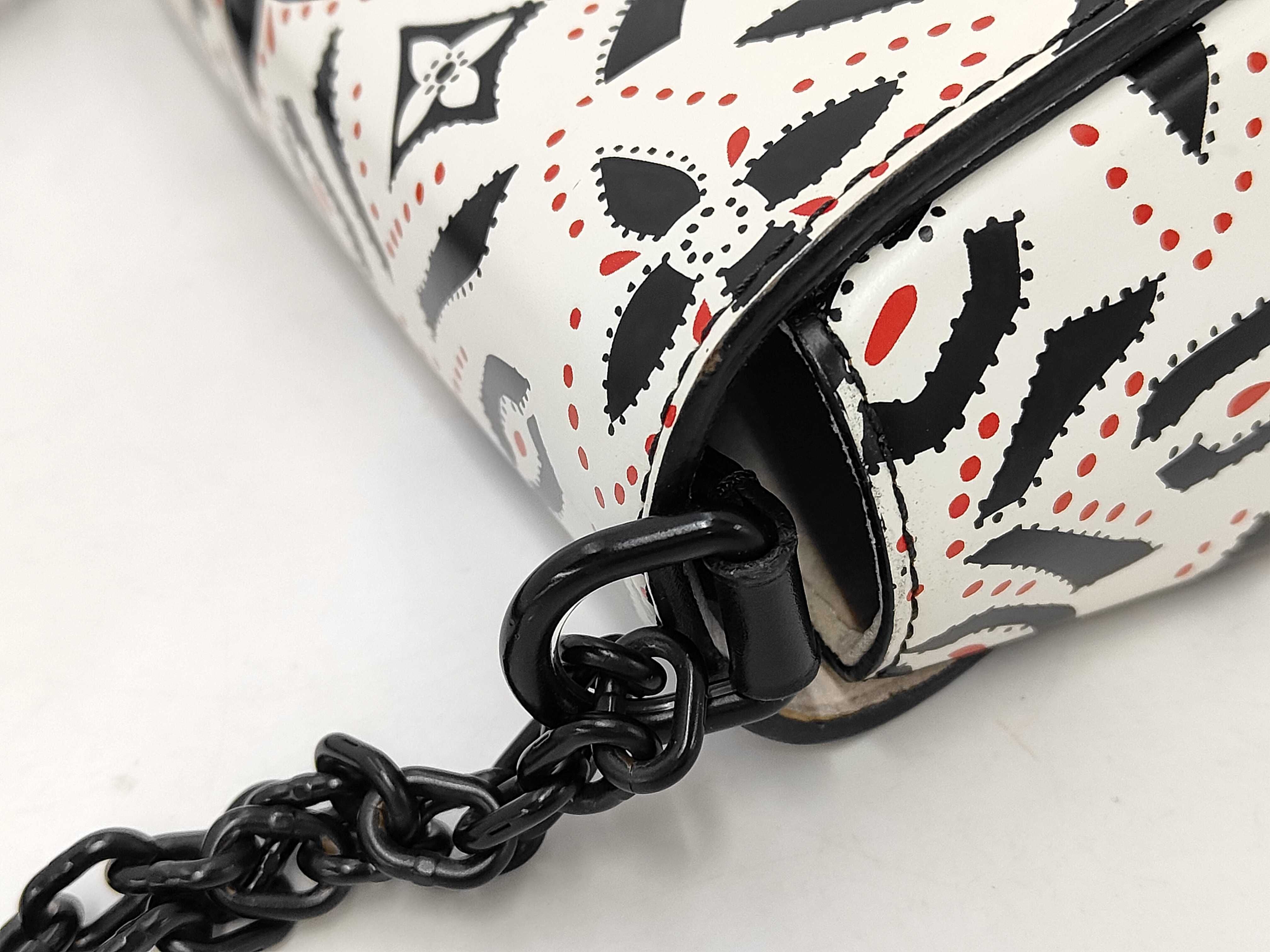LV Twist MM Shoulder Bag — view 5