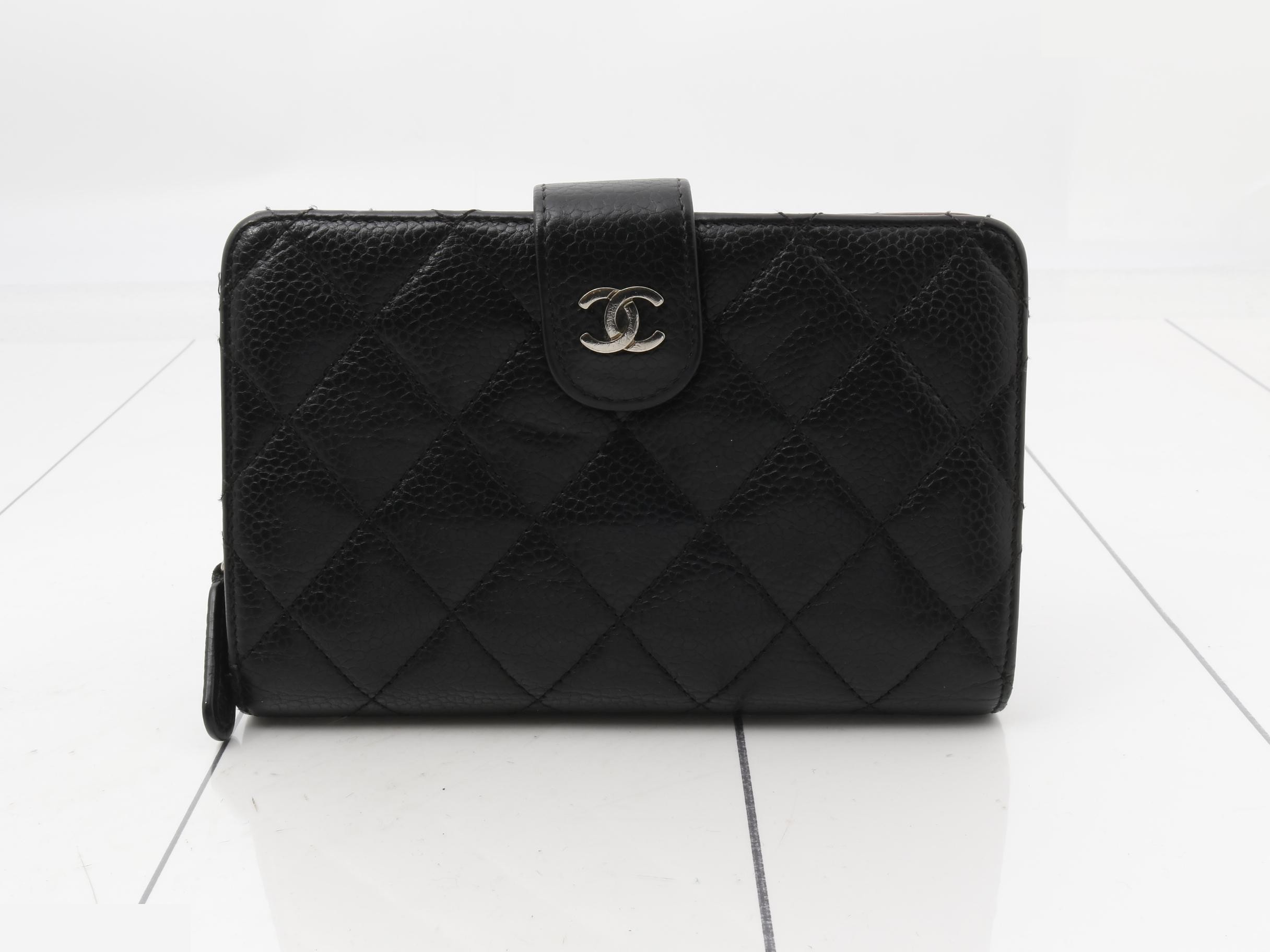Matelassé caviar leather bi-fold wallet, serial number 18.