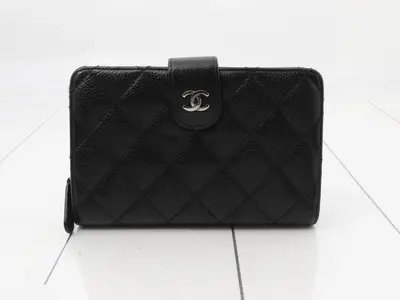 Matelassé caviar leather bi-fold wallet, serial number 18.