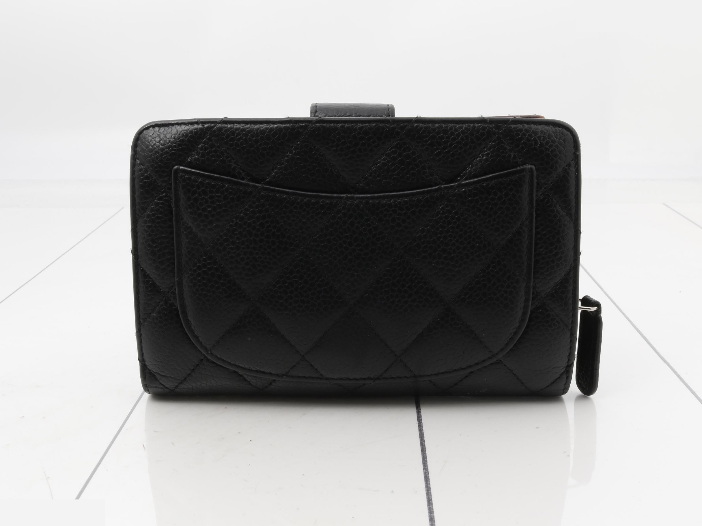 Matelassé caviar leather bi-fold wallet, serial number 18. — view 2