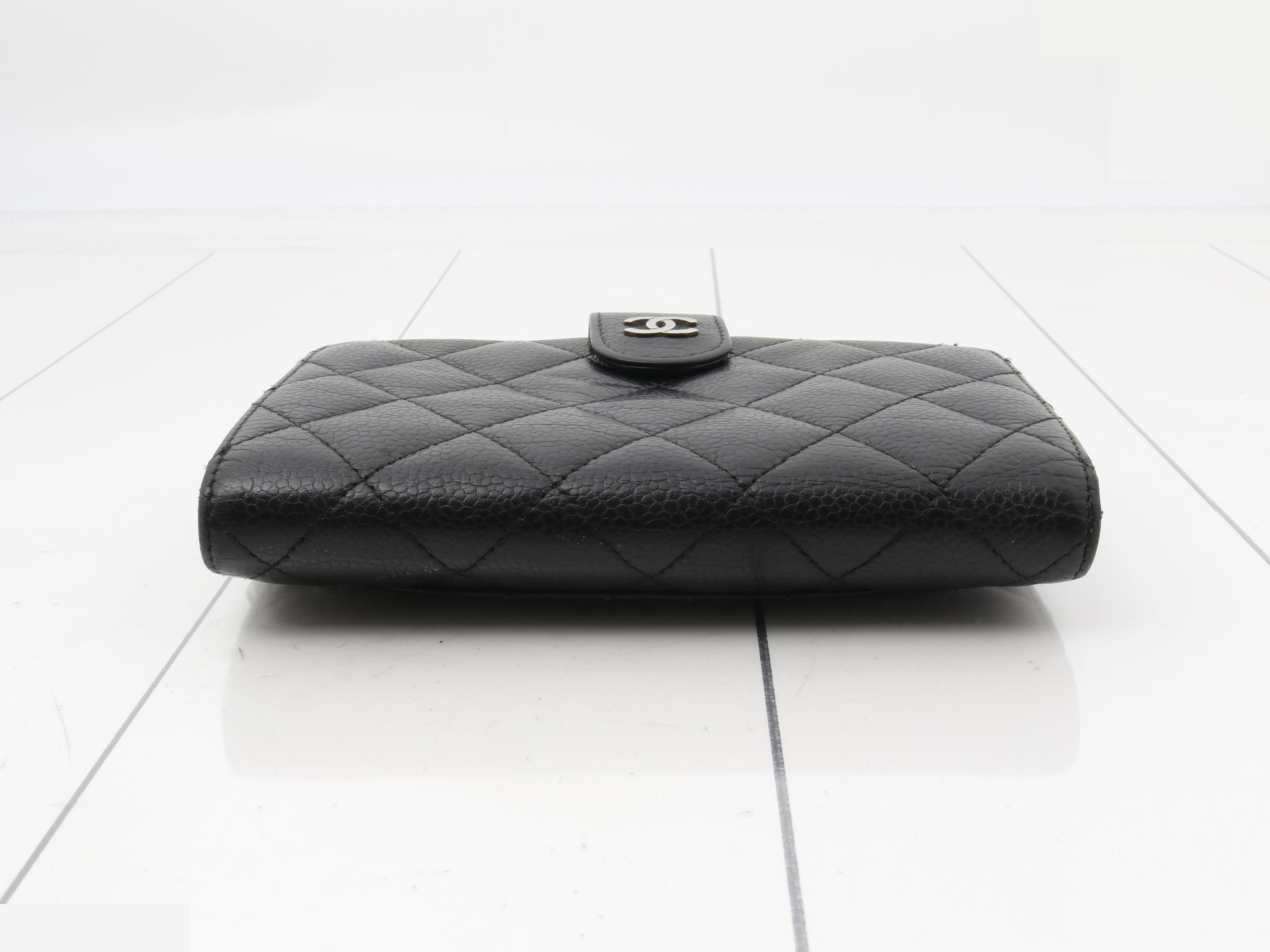 Matelassé caviar leather bi-fold wallet, serial number 18. — view 3