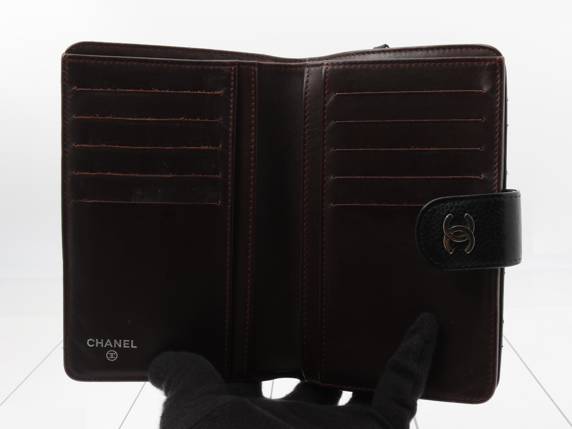 Matelassé caviar leather bi-fold wallet, serial number 18. — view 4