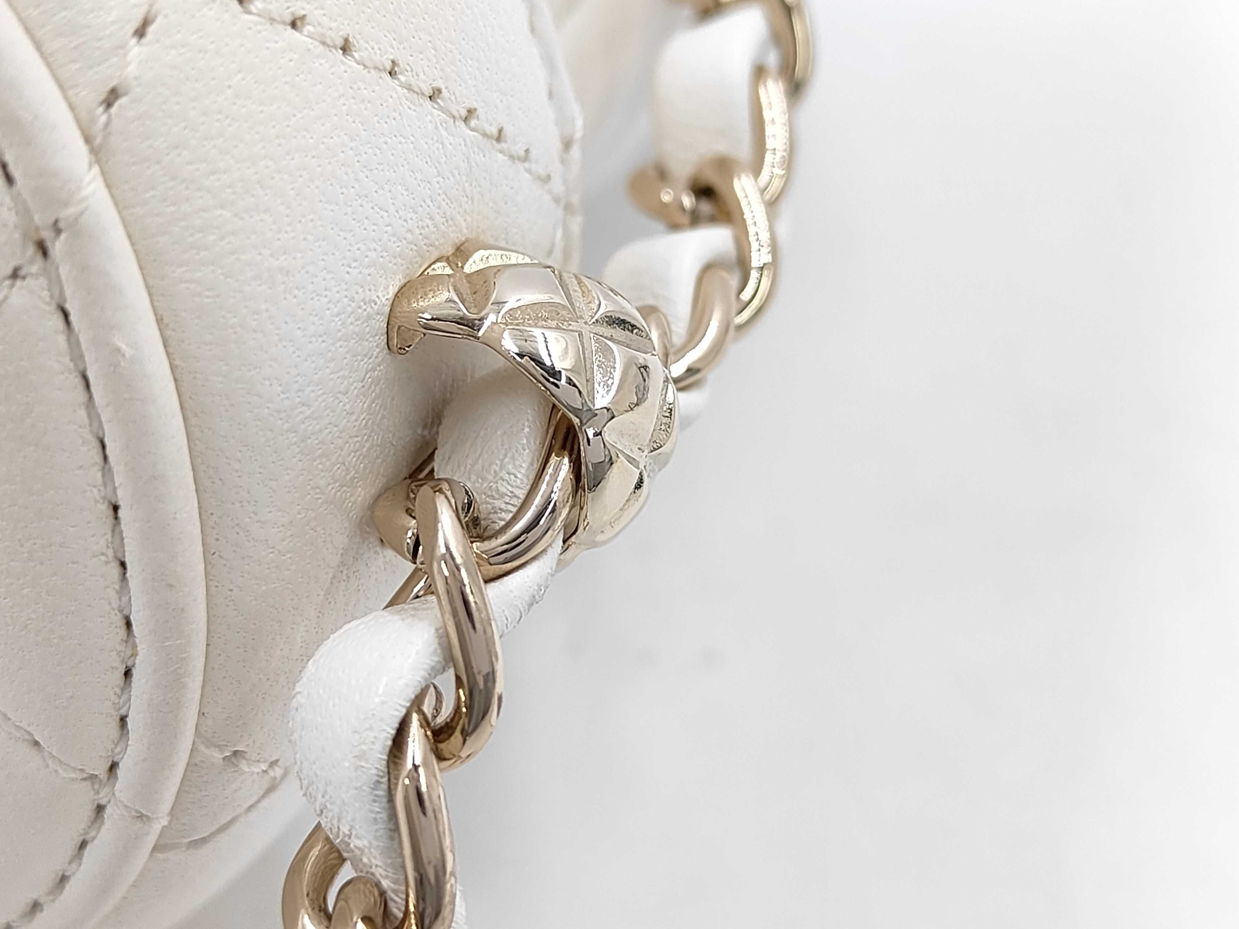 Matelassé Vanity Bag Chain Shoulder Bag White IC Plate Vanity Bag — view 12
