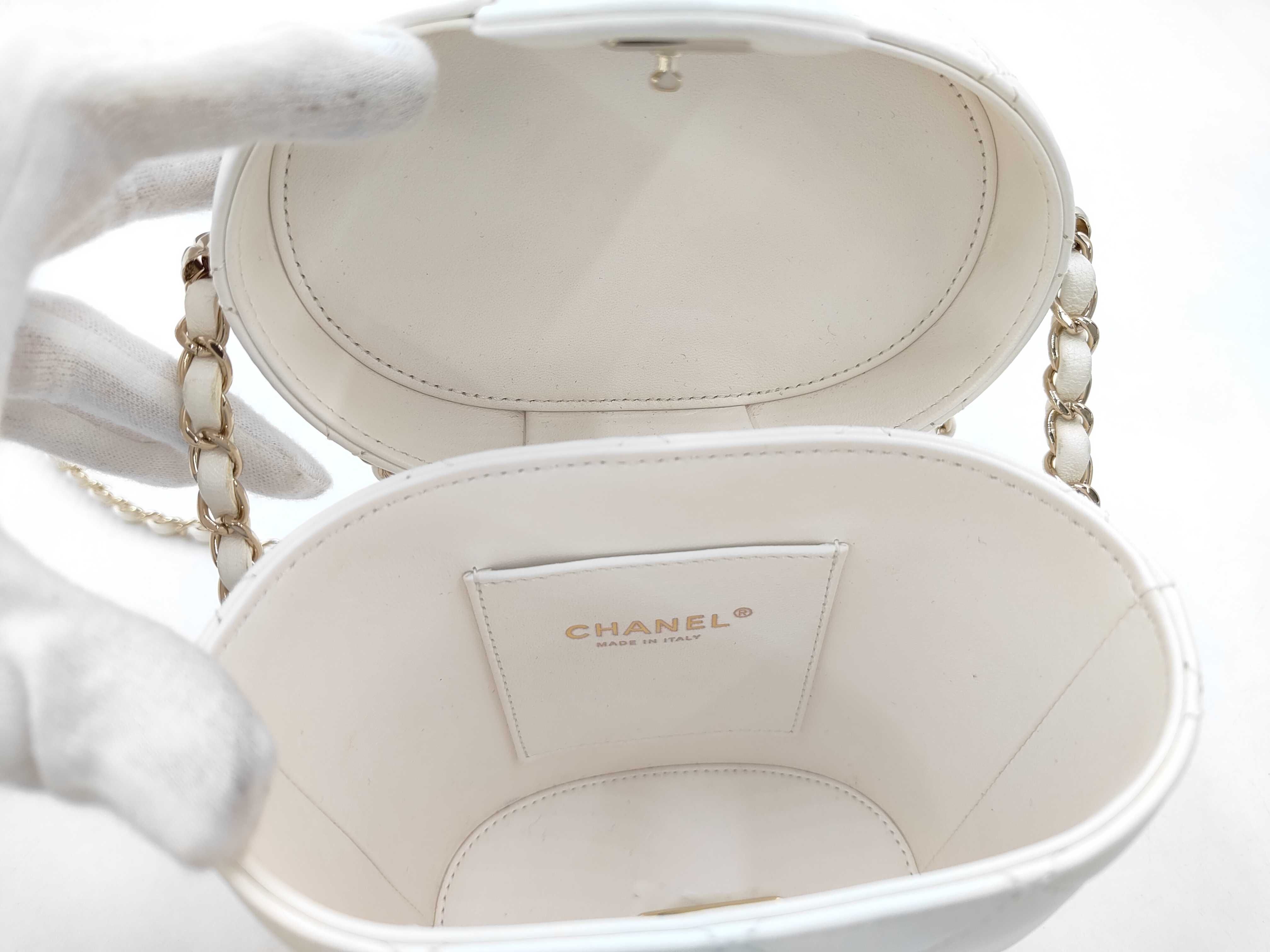 Matelassé Vanity Bag Chain Shoulder Bag White IC Plate Vanity Bag — view 13