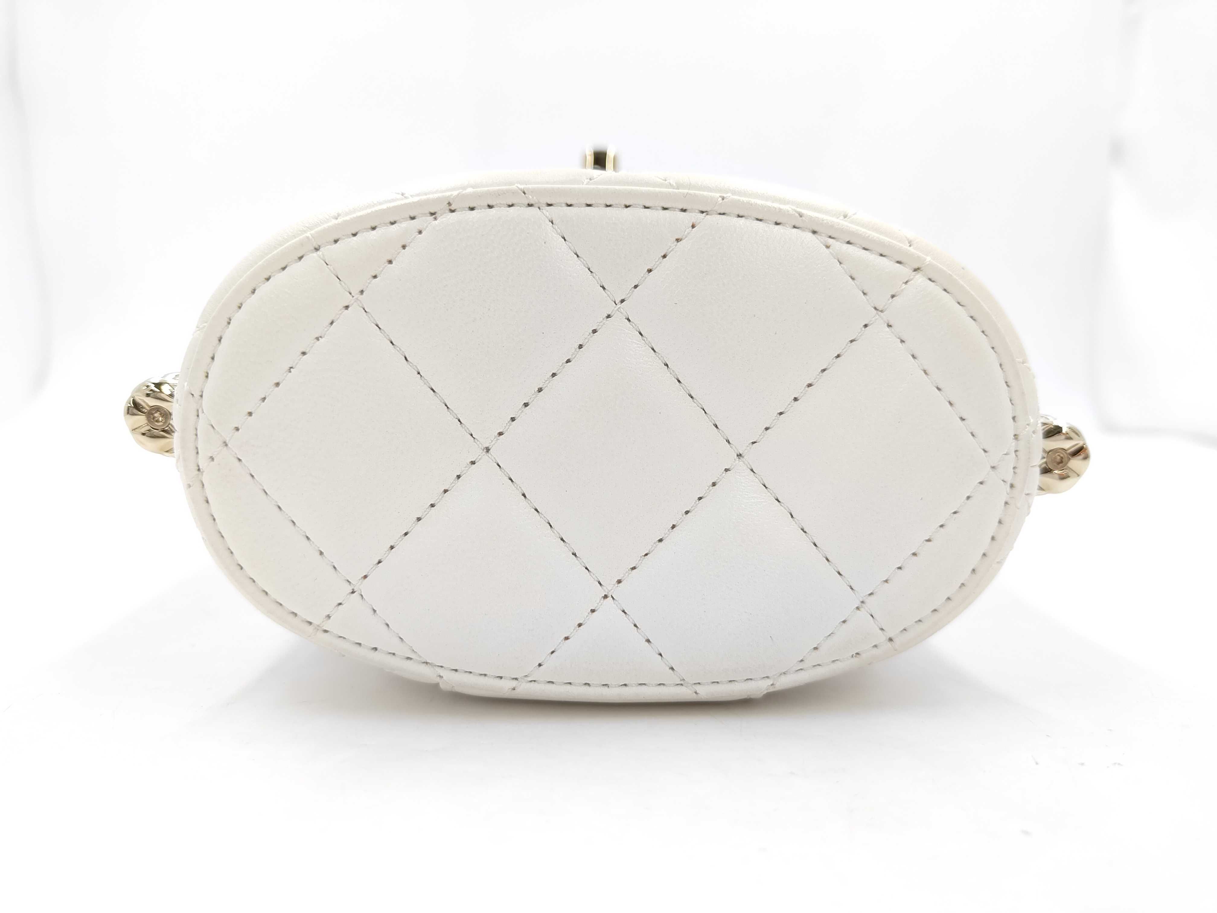 Matelassé Vanity Bag Chain Shoulder Bag White IC Plate Vanity Bag — view 4