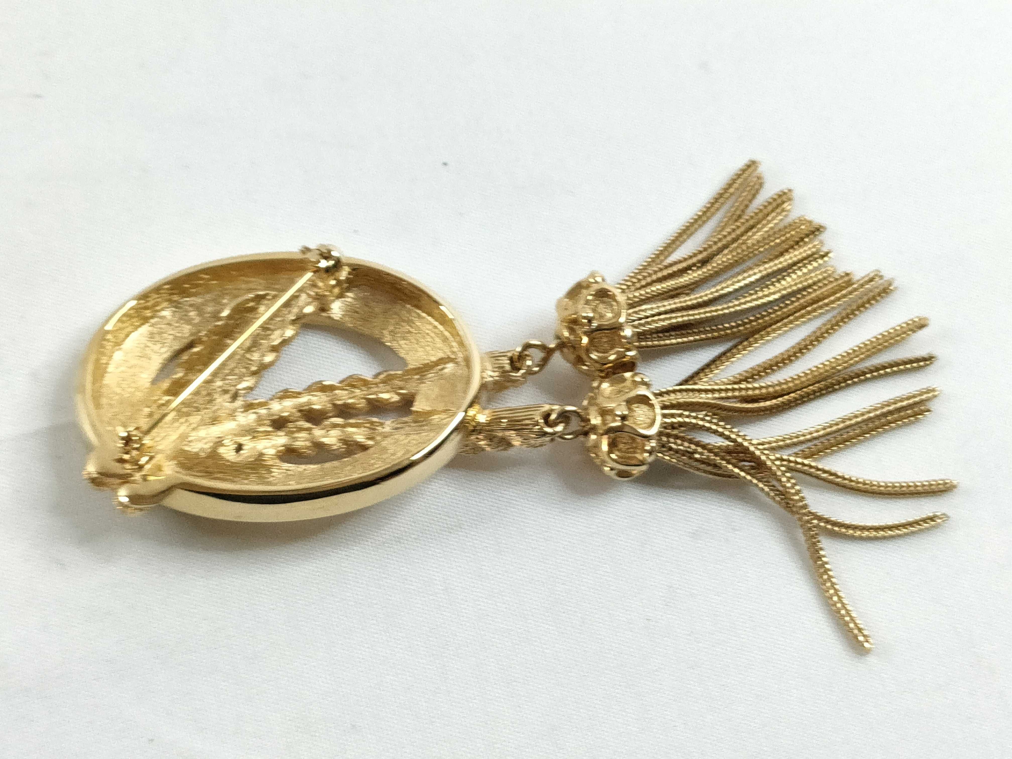 brooch — view 2
