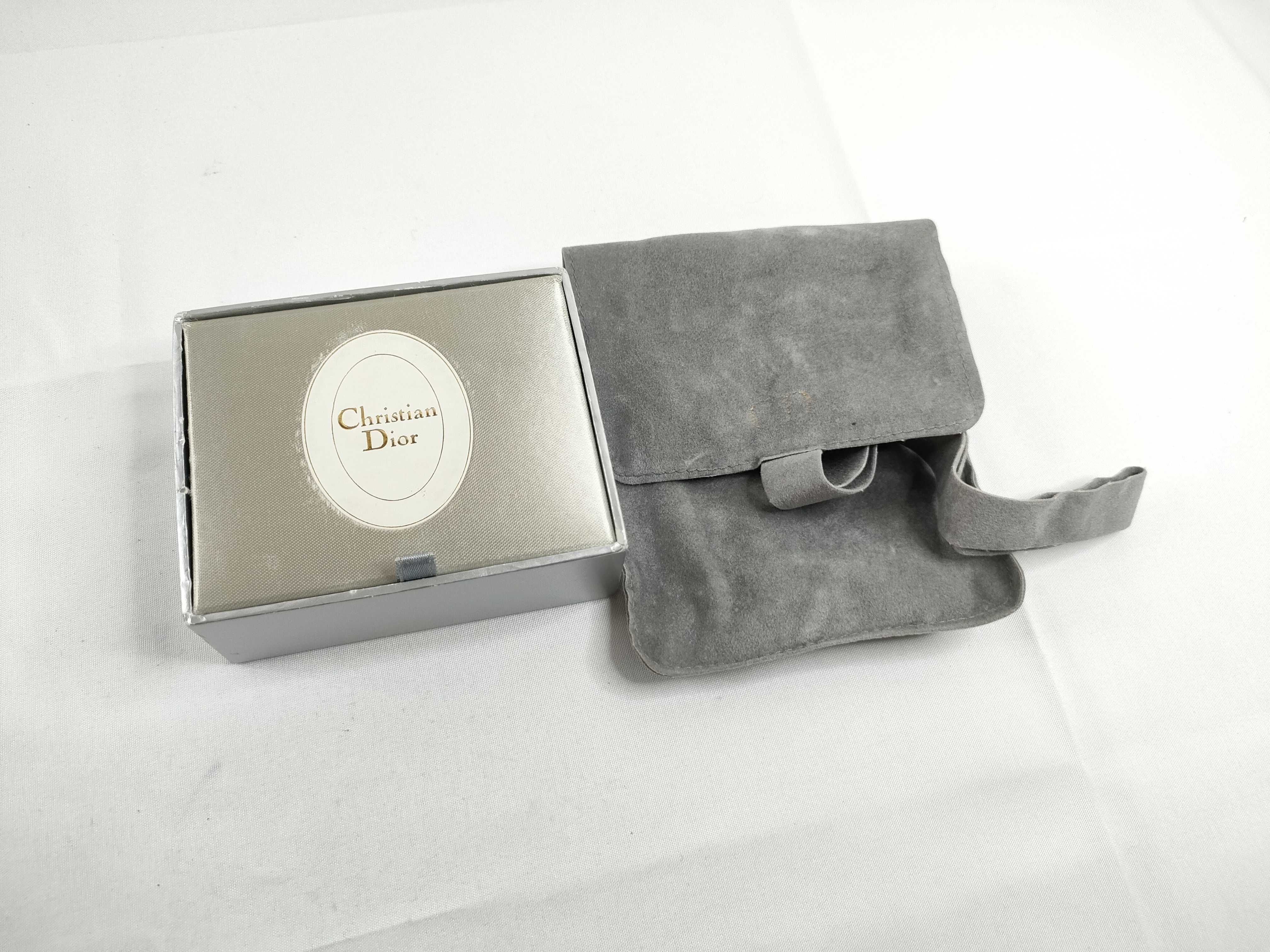 brooch — view 11