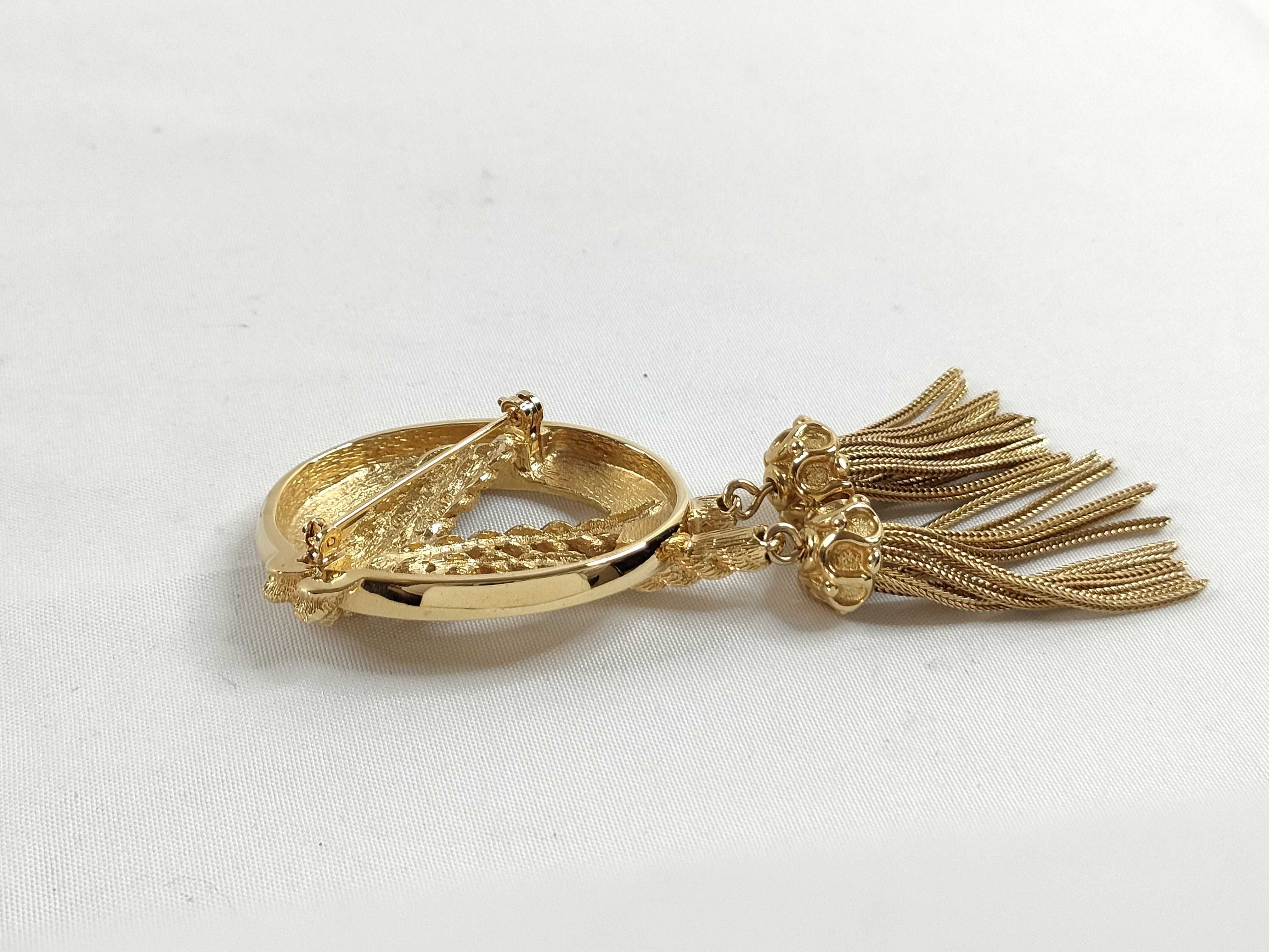 brooch — view 3