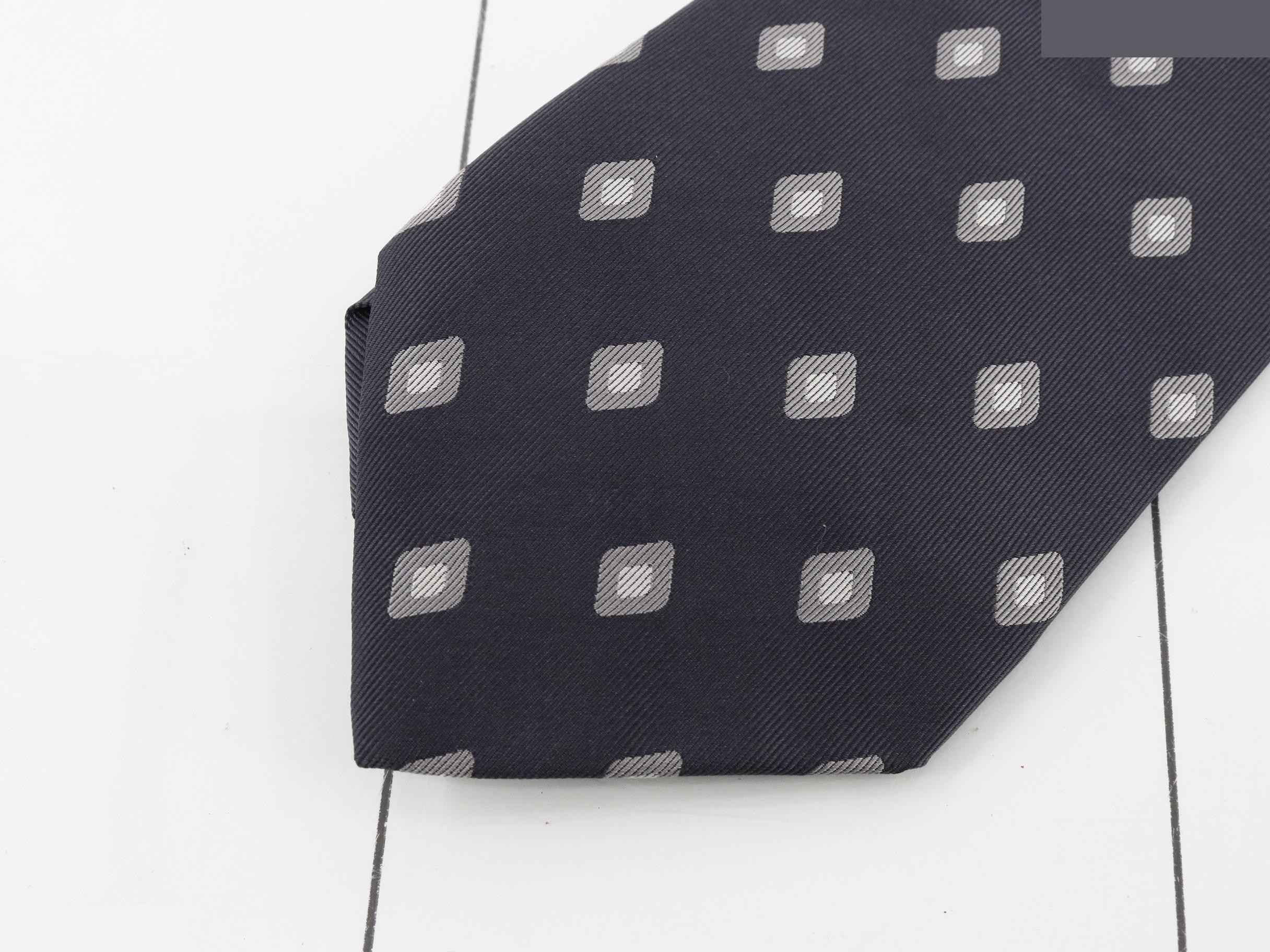 tie — view 3