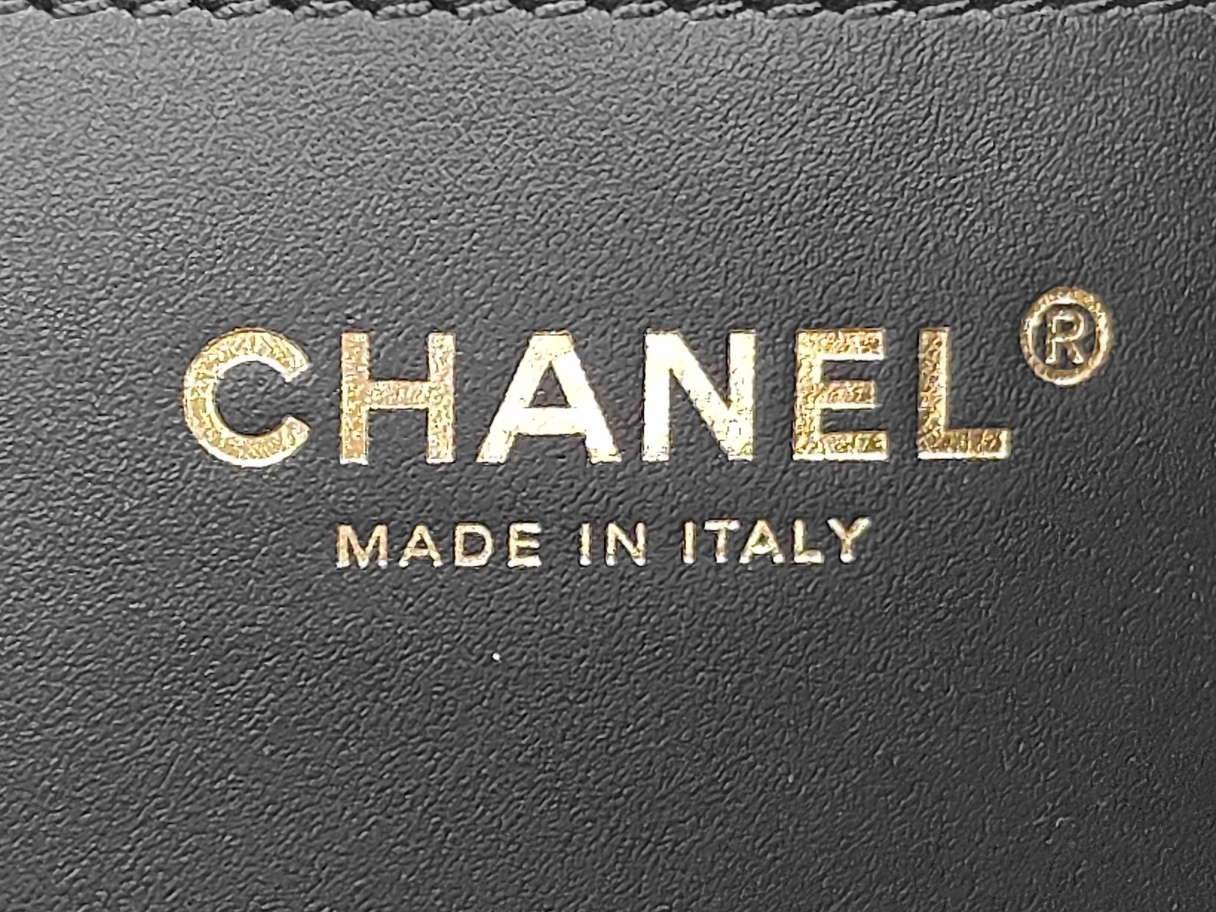 Mini Handbag CHANEL25 Matelassé Caviar Skin Black Gold Hardware AS5631 Shoulder Bag — view 10