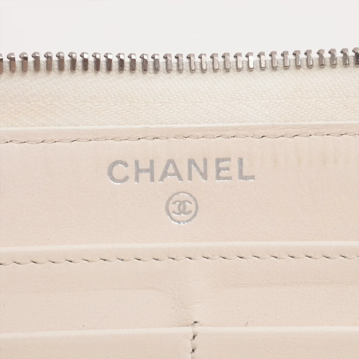 Matelasse caviar skin round zip wallet white silver hardware 30500064 — view 9