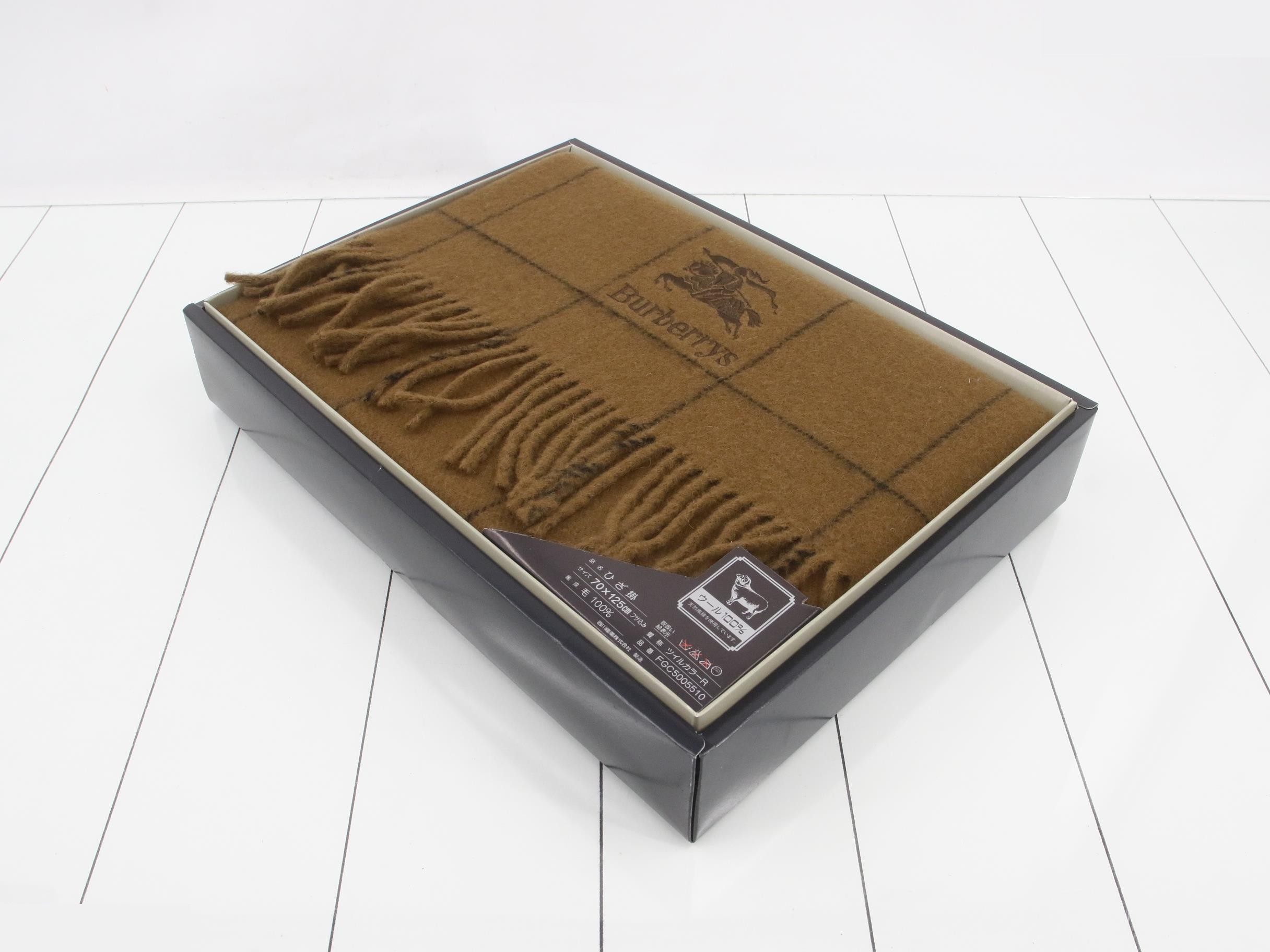 Unused Burberry Nova Check lap blanket/shawl, beige. — view 2