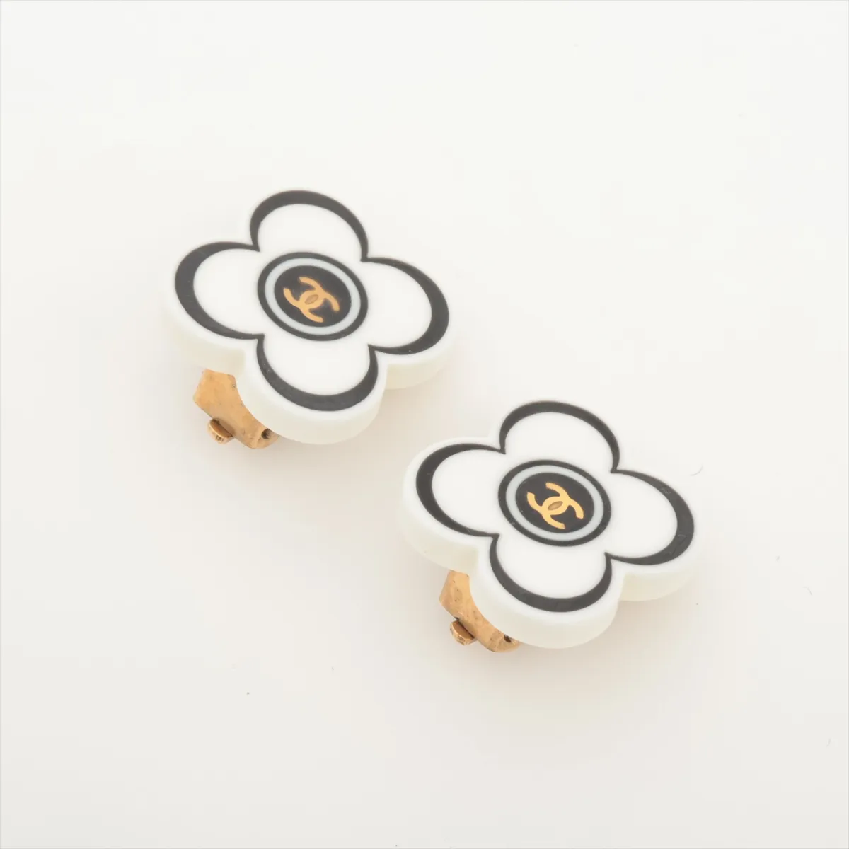 Coco Mark 02P Earrings (for both ears) GP x Resin White x Black — view 3