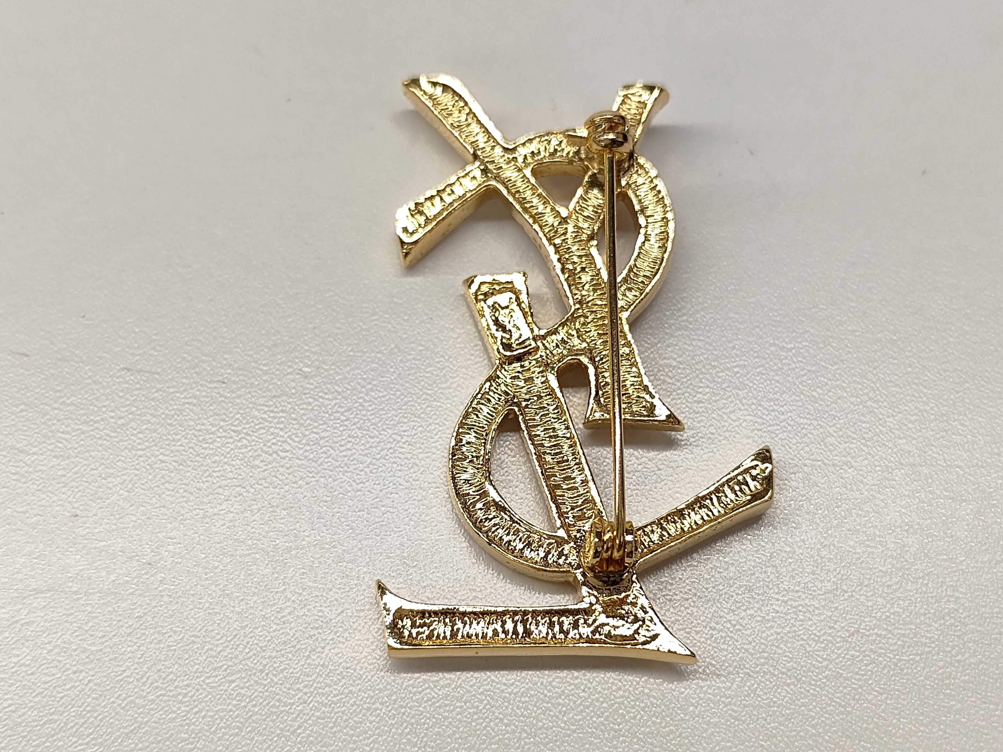 brooch — view 2
