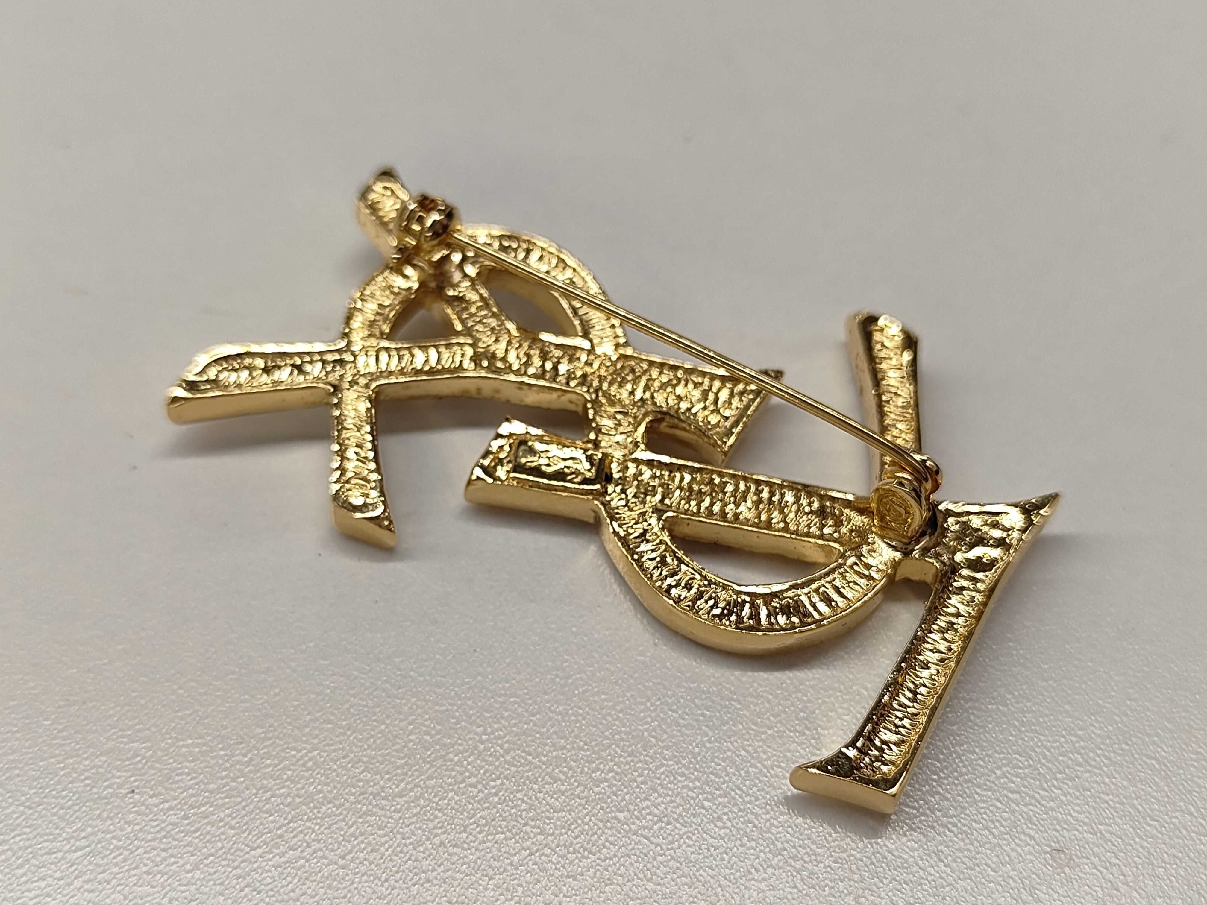 brooch — view 3