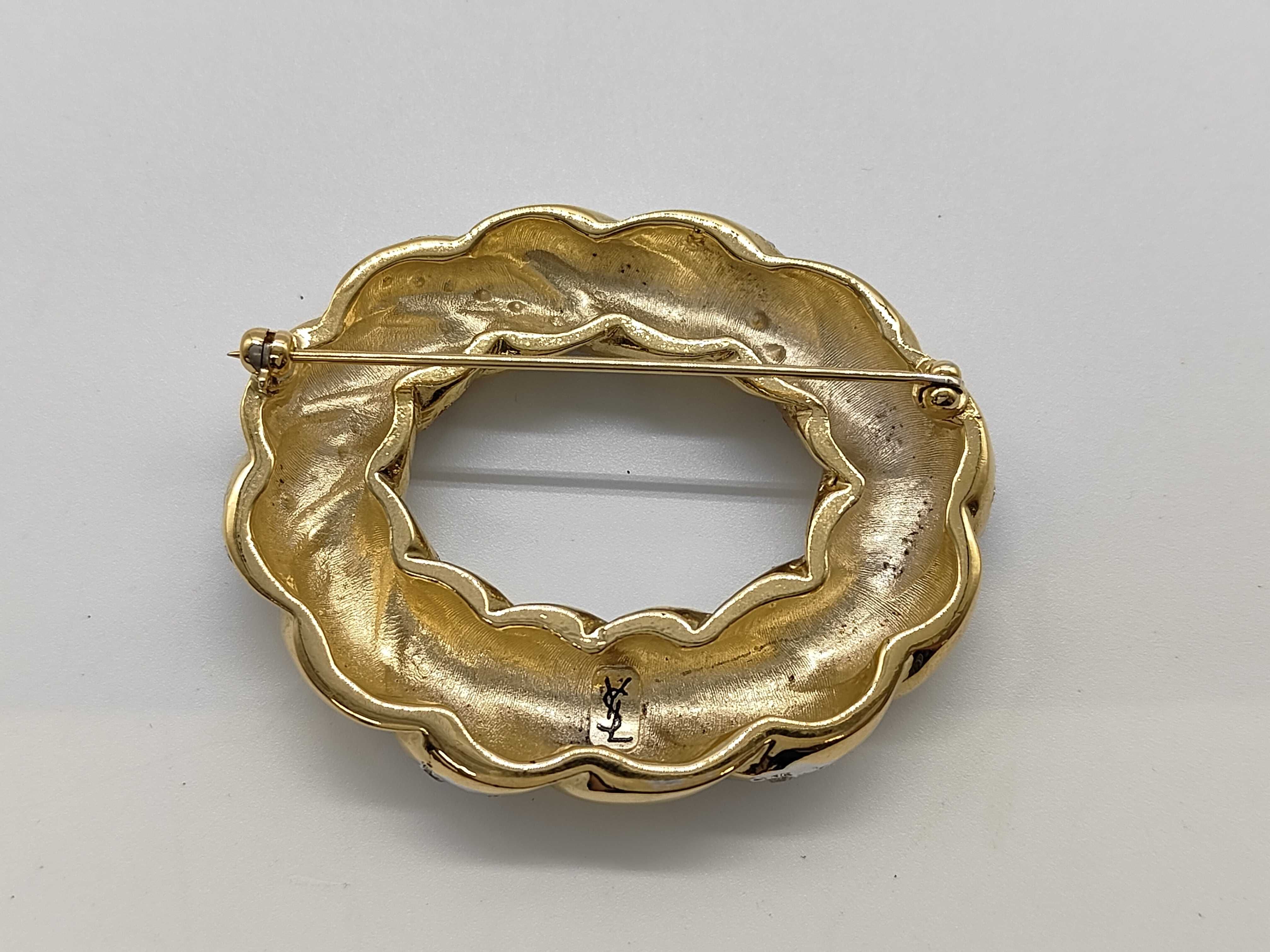 brooch — view 2