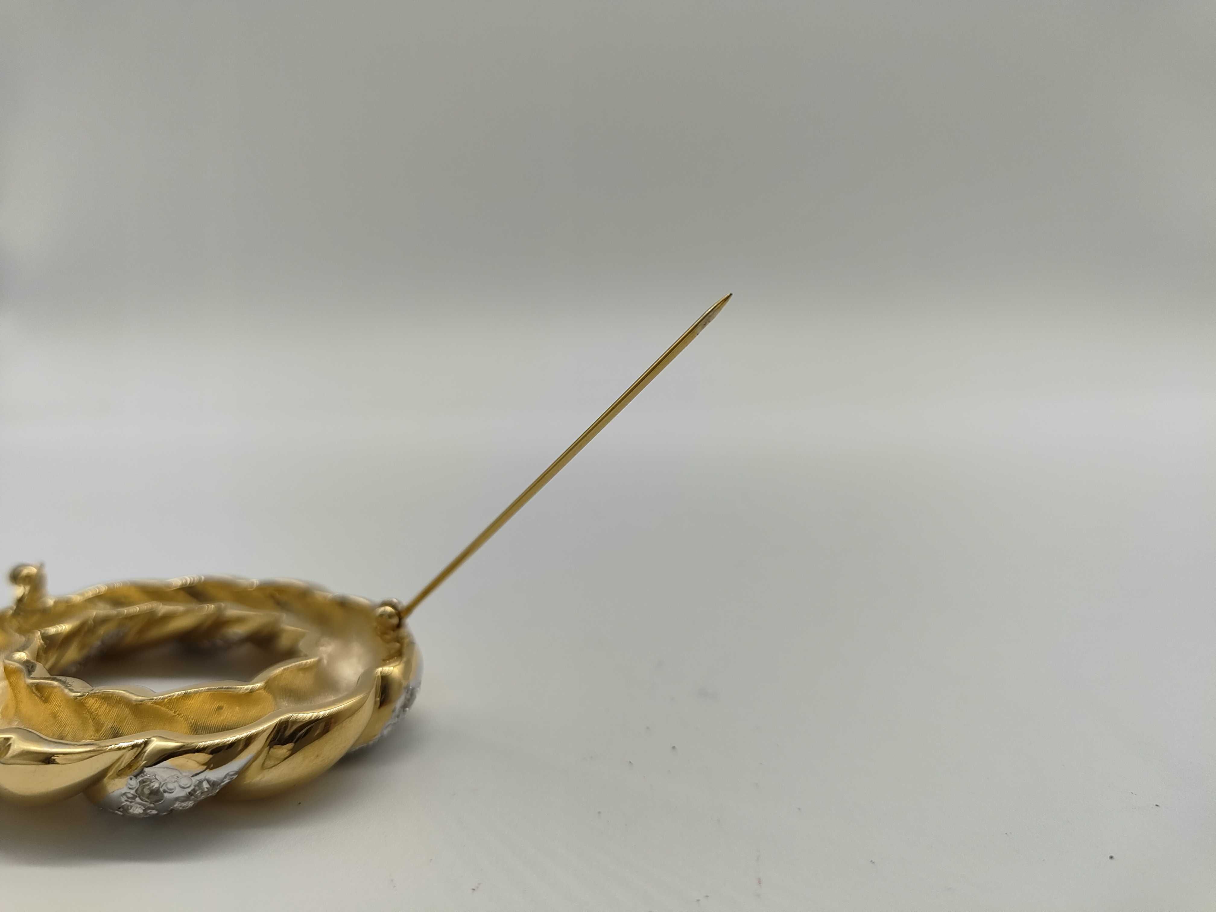 brooch — view 3