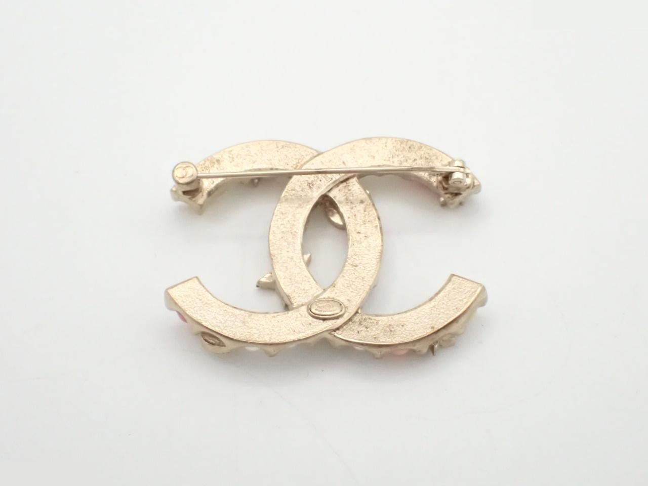 brooch C22S, Coco Mark, pearl, No. 5, stone — view 2
