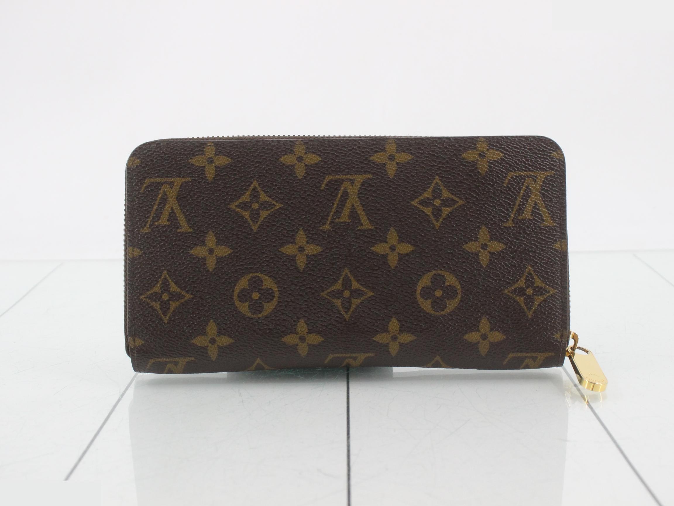 Zippy Wallet Fuchsia Monogram — view 2