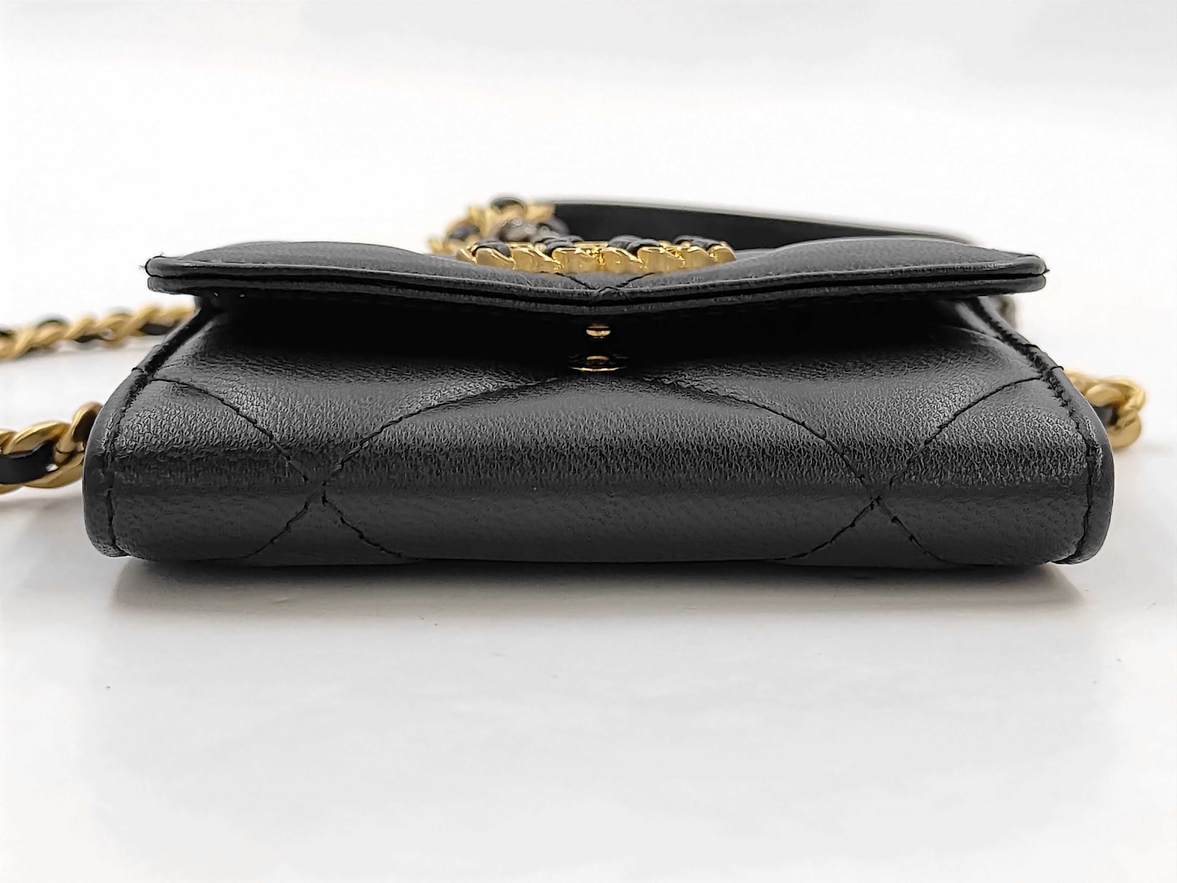 19 Matelassé Chain Shoulder Bag — view 7