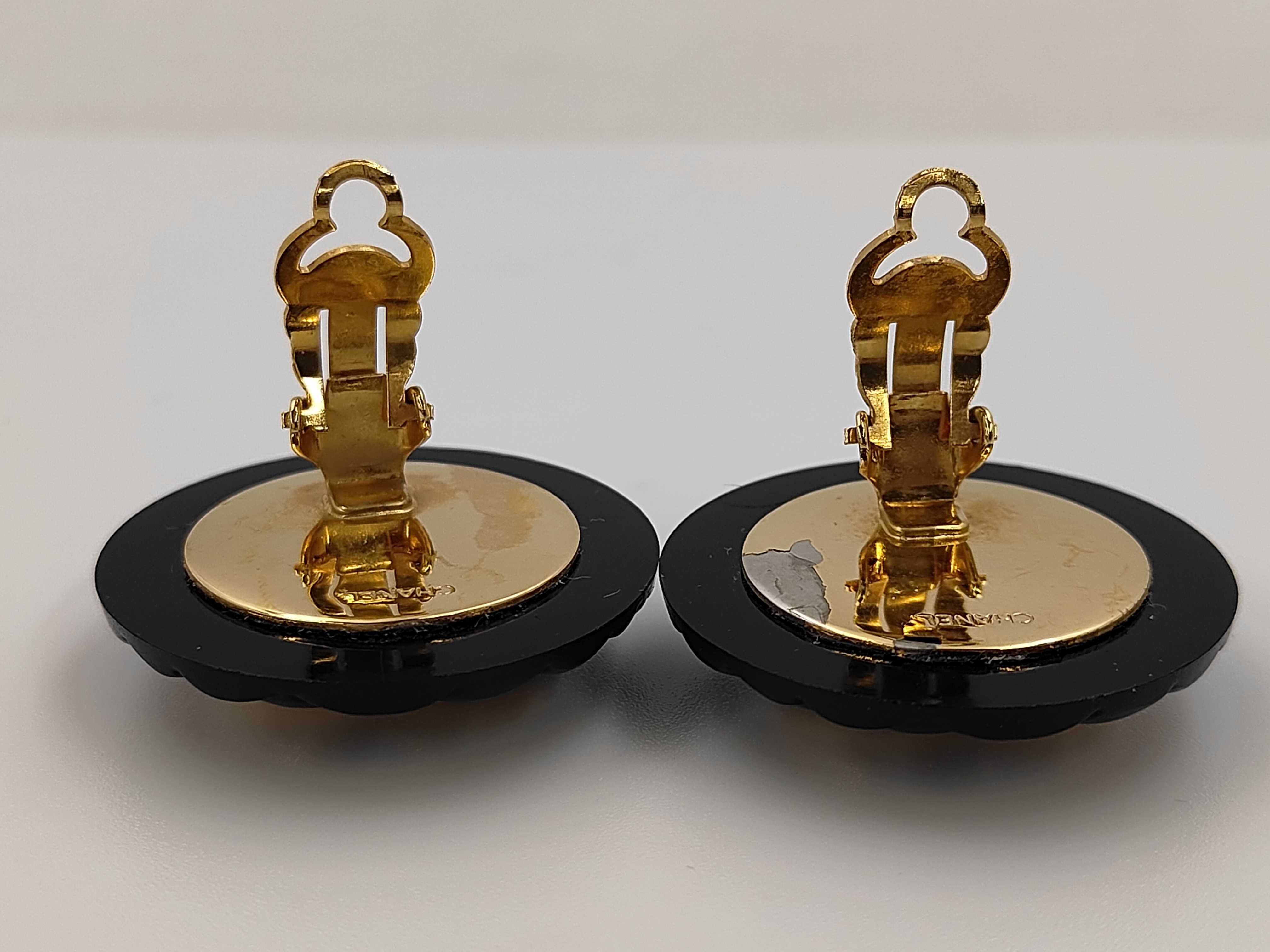 Matelassé Coco Mark Black Gold Earrings — view 4