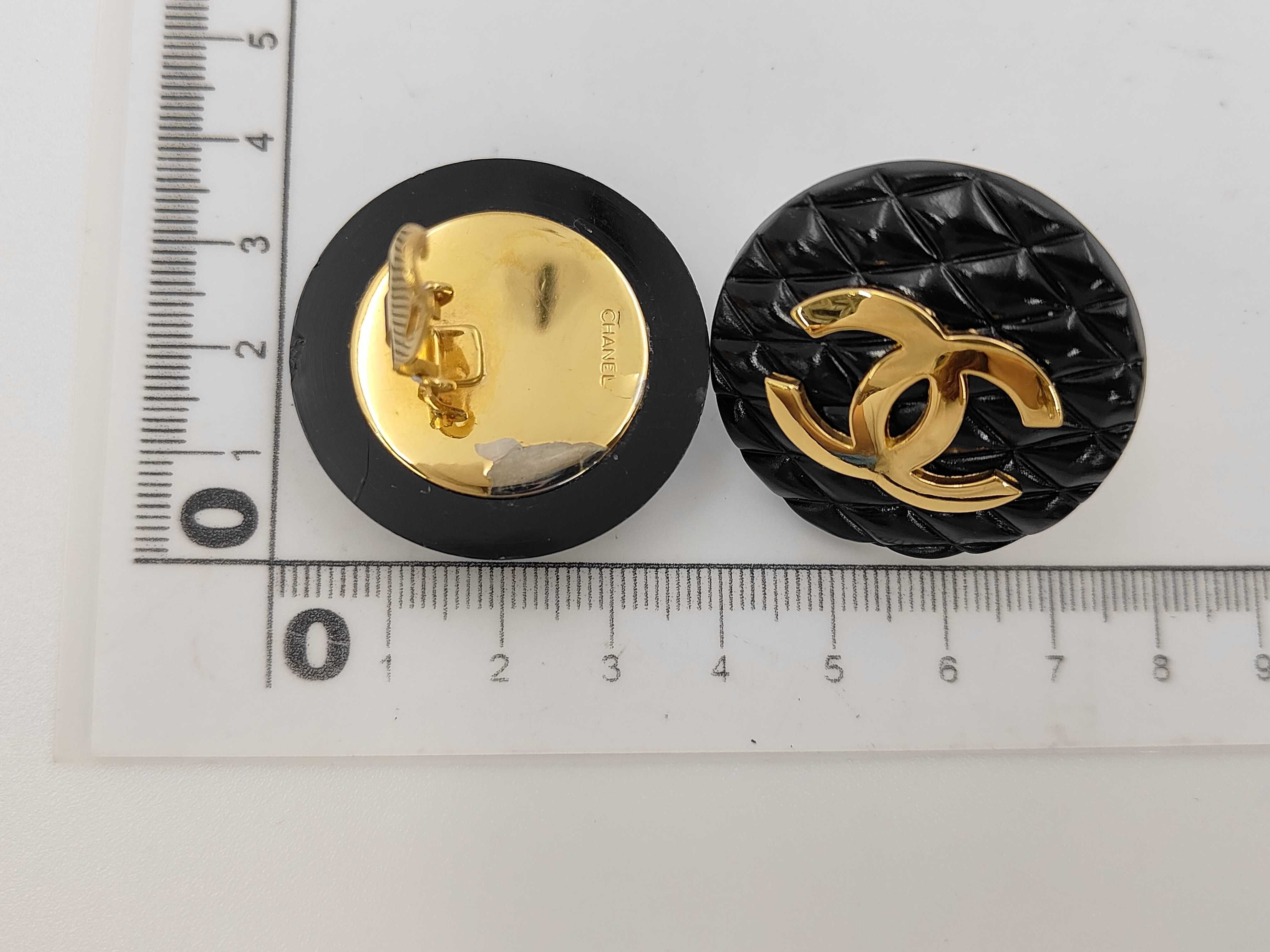 Matelassé Coco Mark Black Gold Earrings — view 8