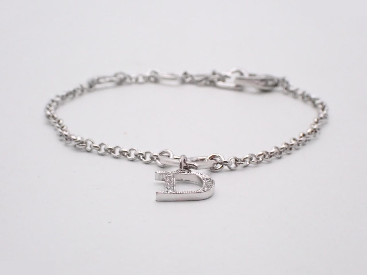 Other lines: Precious metal bracelets and bangles (metal), wrist circumference approximately 19 cm.