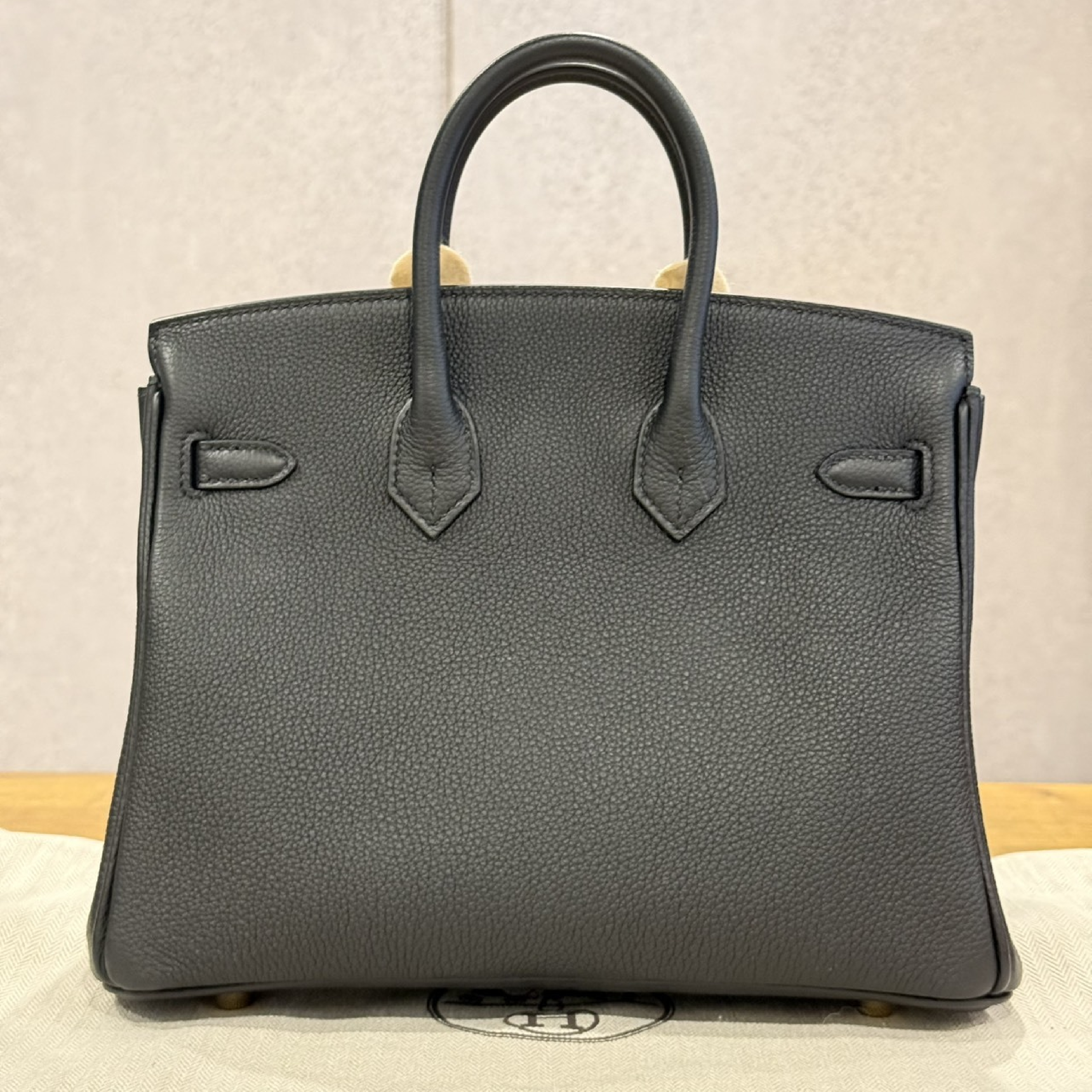 Birkin 25 Togo Black G Stamp Gold Hardware Handbag — view 4