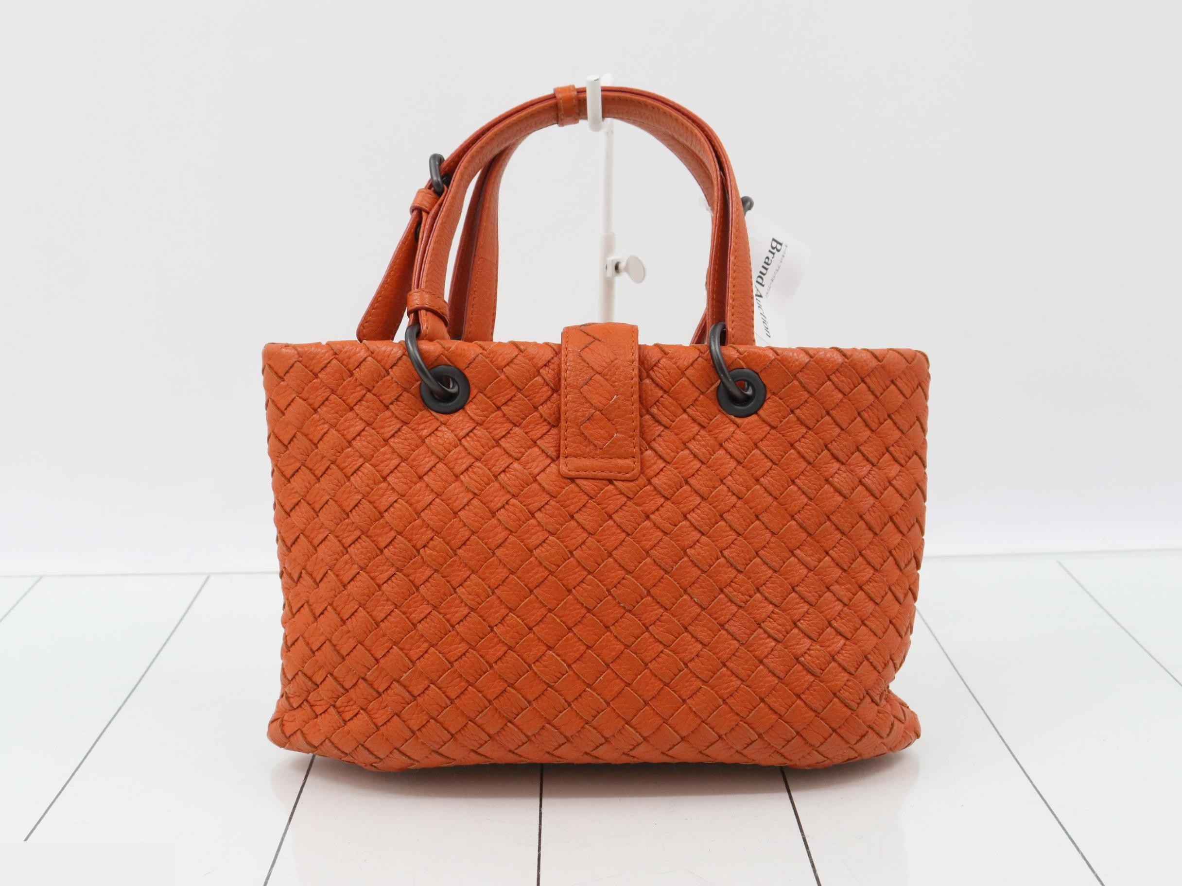 Intrecciato leather handbag, orange tones. — view 2