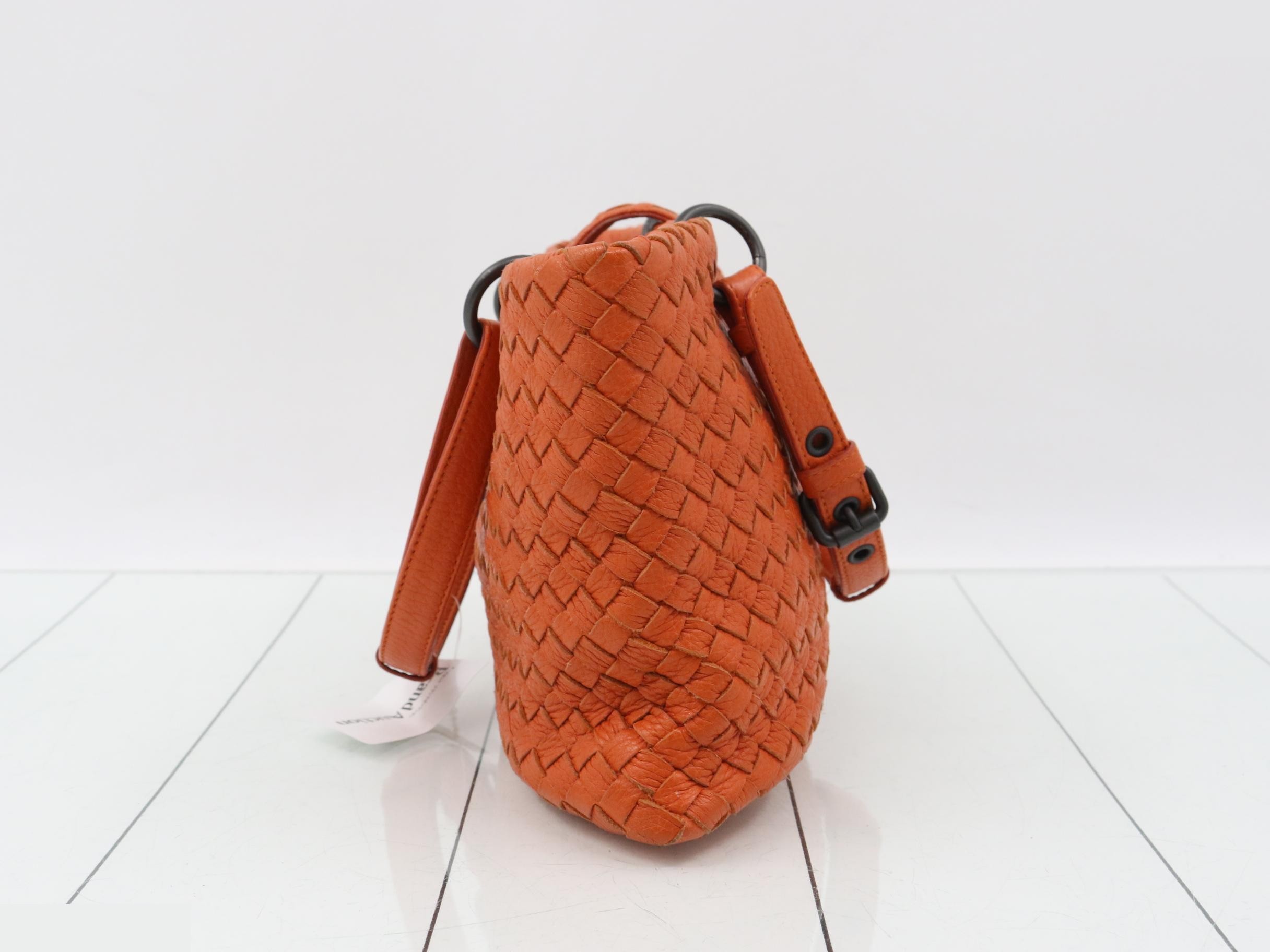 Intrecciato leather handbag, orange tones. — view 3