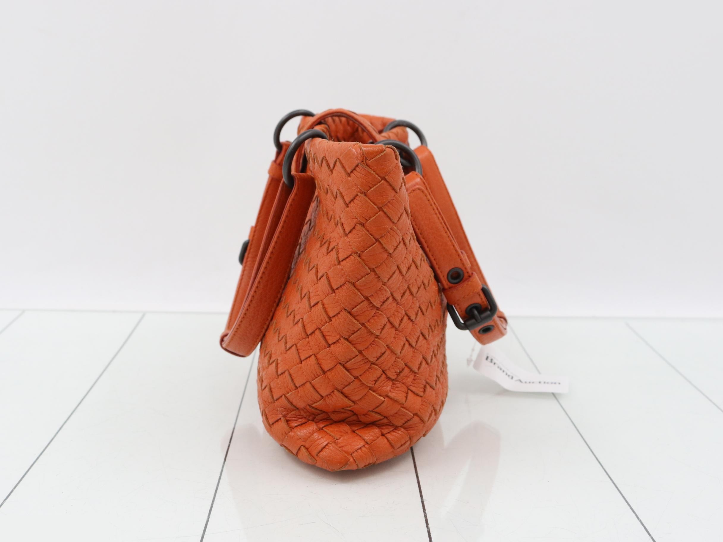Intrecciato leather handbag, orange tones. — view 4