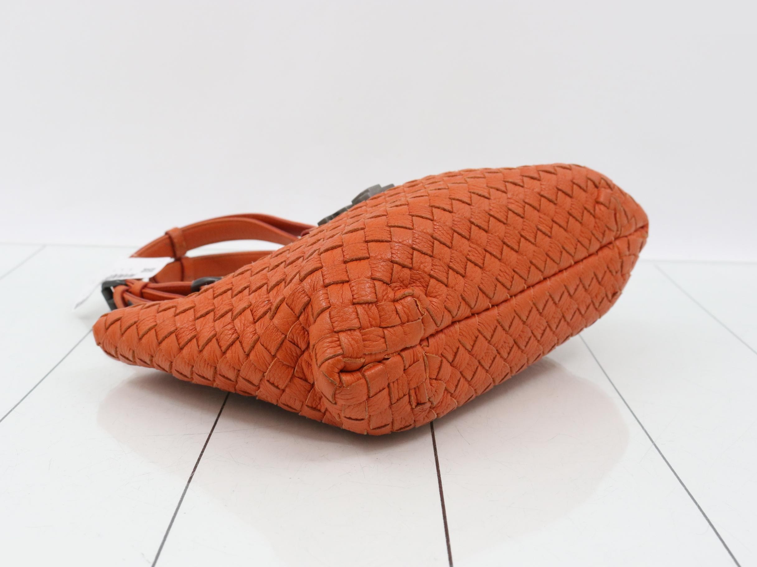Intrecciato leather handbag, orange tones. — view 5