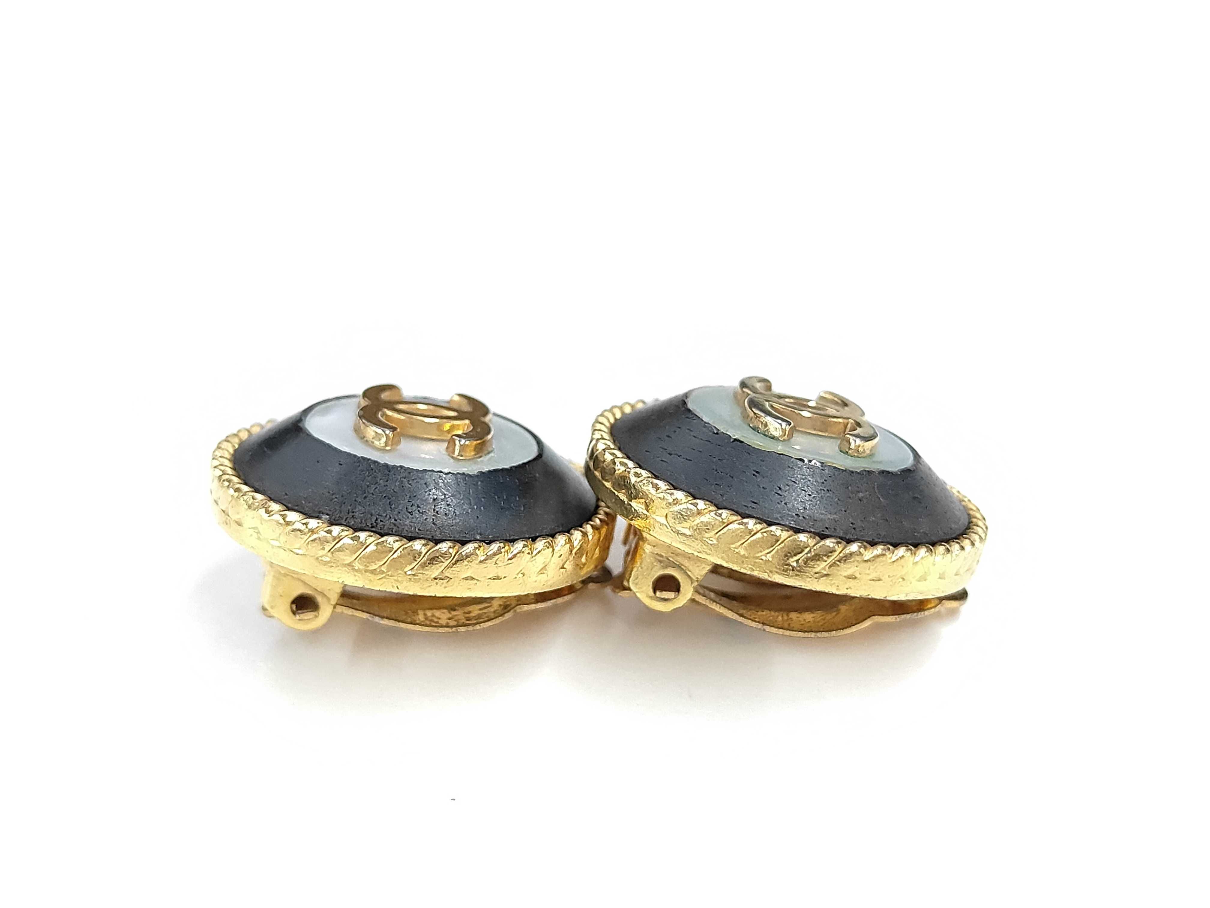 Round Coco Shell Earrings 96P Black White Gold Hardware Earrings — view 2